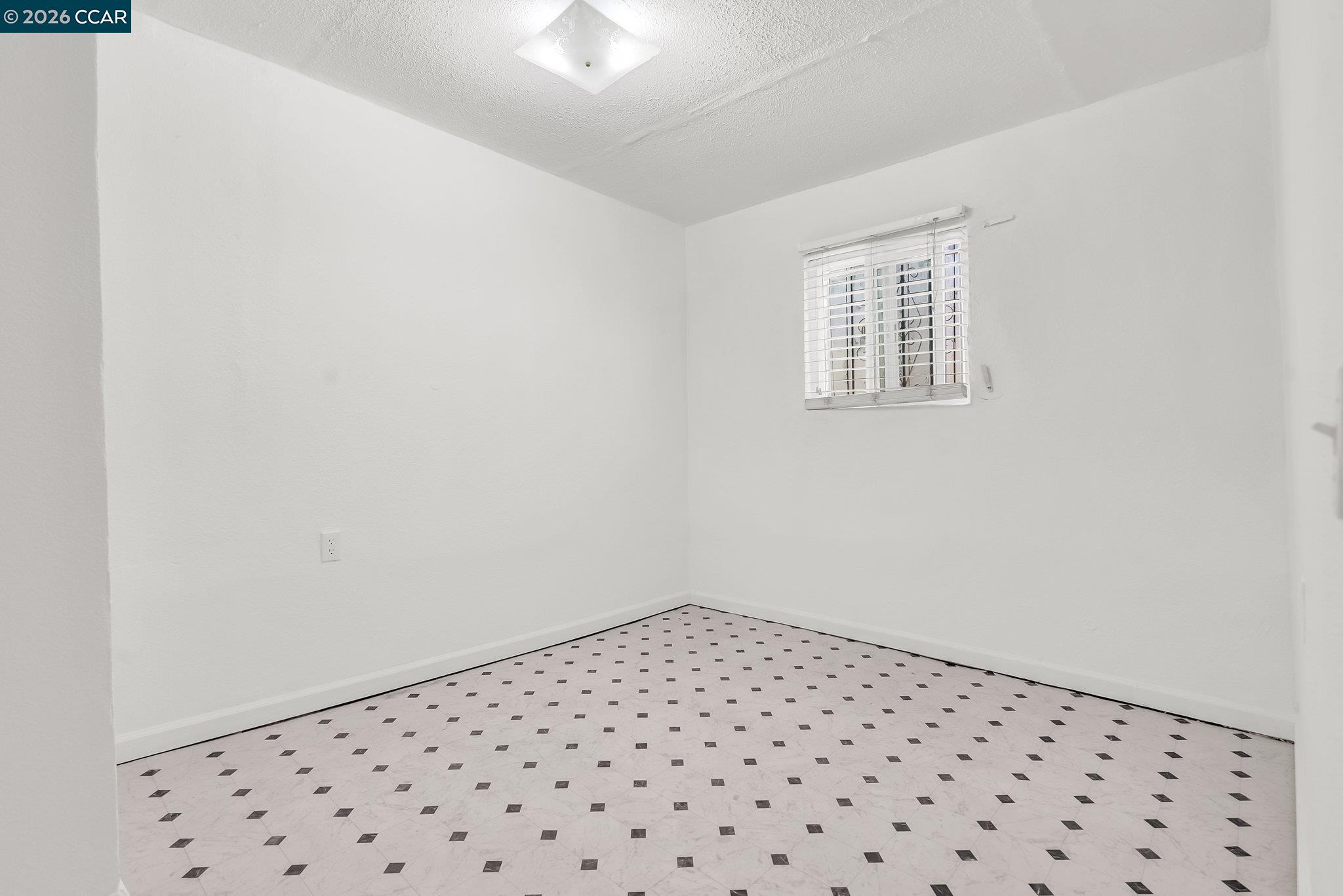 Detail Gallery Image 34 of 44 For 2150 35th Ave, Oakland,  CA 94601 - 5 Beds | 2/2 Baths