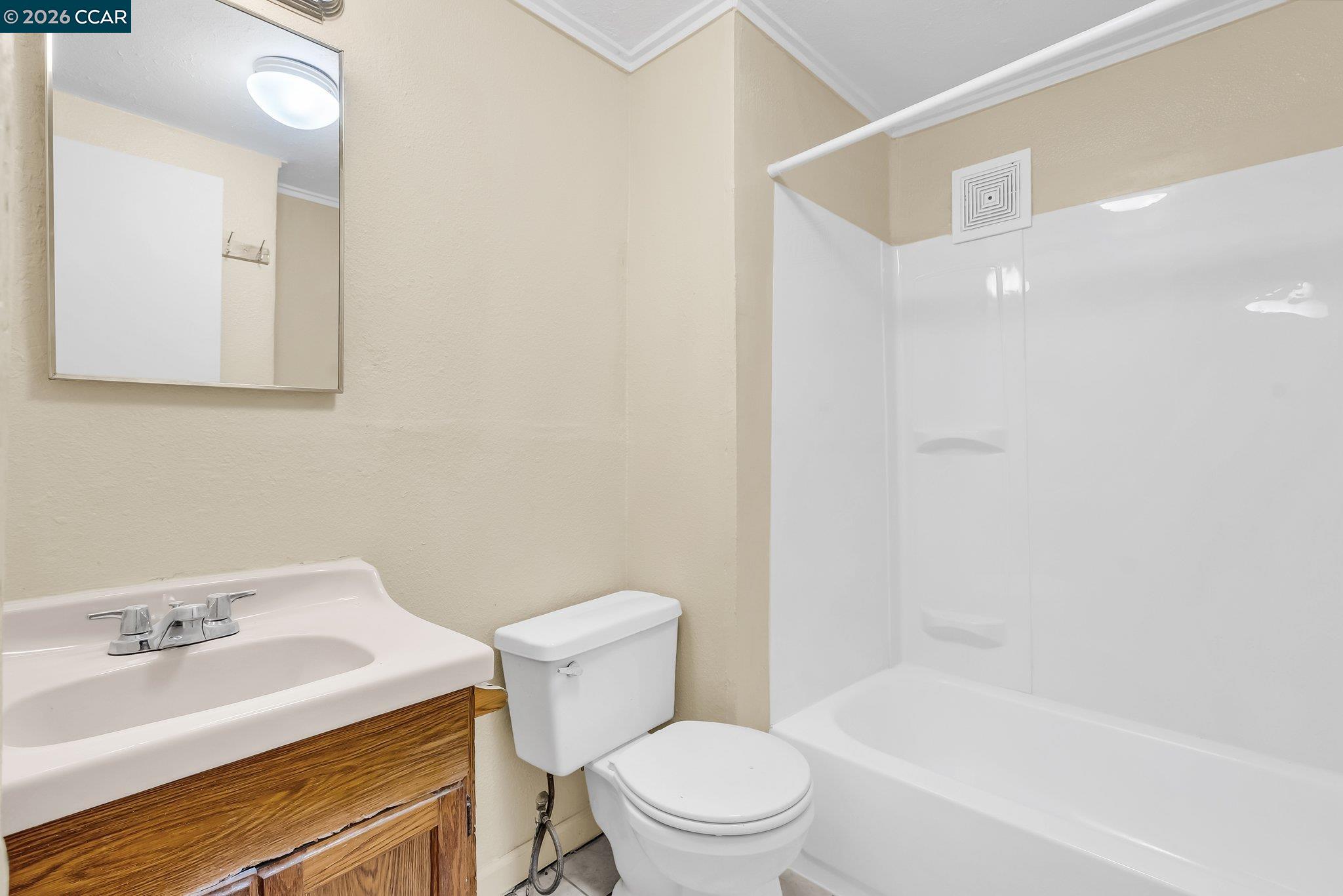 Detail Gallery Image 37 of 44 For 2150 35th Ave, Oakland,  CA 94601 - 5 Beds | 2/2 Baths