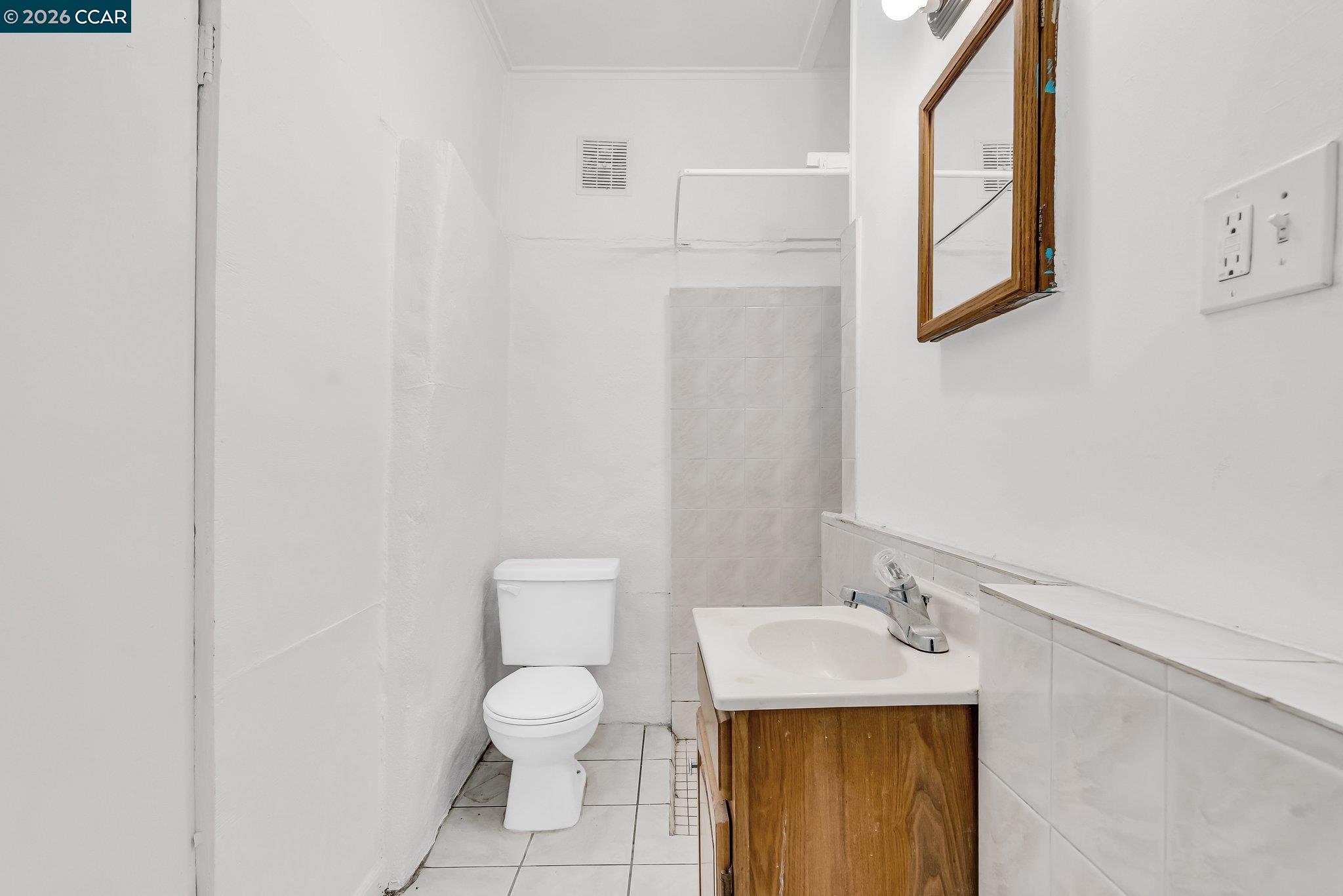 Detail Gallery Image 39 of 44 For 2150 35th Ave, Oakland,  CA 94601 - 5 Beds | 2/2 Baths