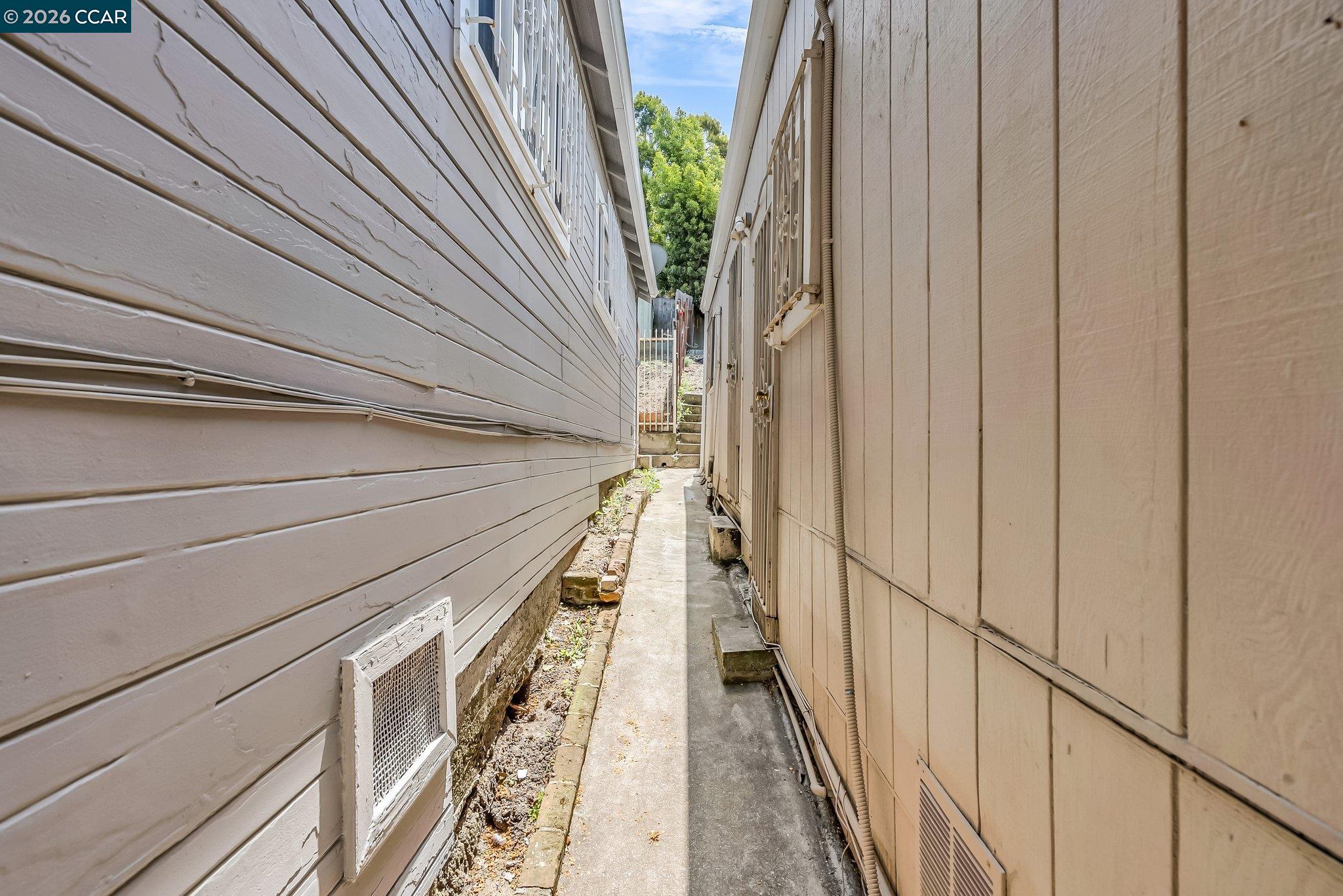 Detail Gallery Image 40 of 44 For 2150 35th Ave, Oakland,  CA 94601 - 5 Beds | 2/2 Baths