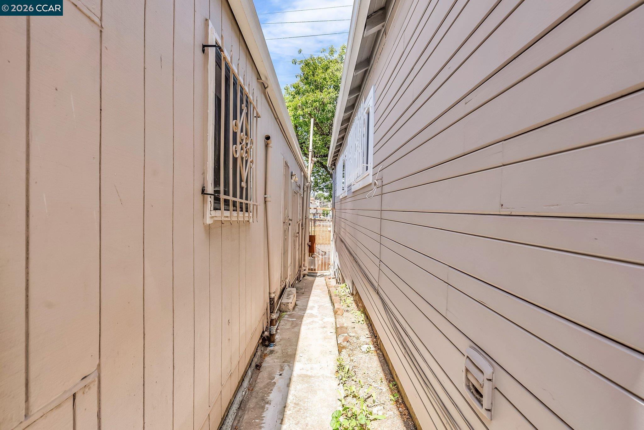 Detail Gallery Image 41 of 44 For 2150 35th Ave, Oakland,  CA 94601 - 5 Beds | 2/2 Baths