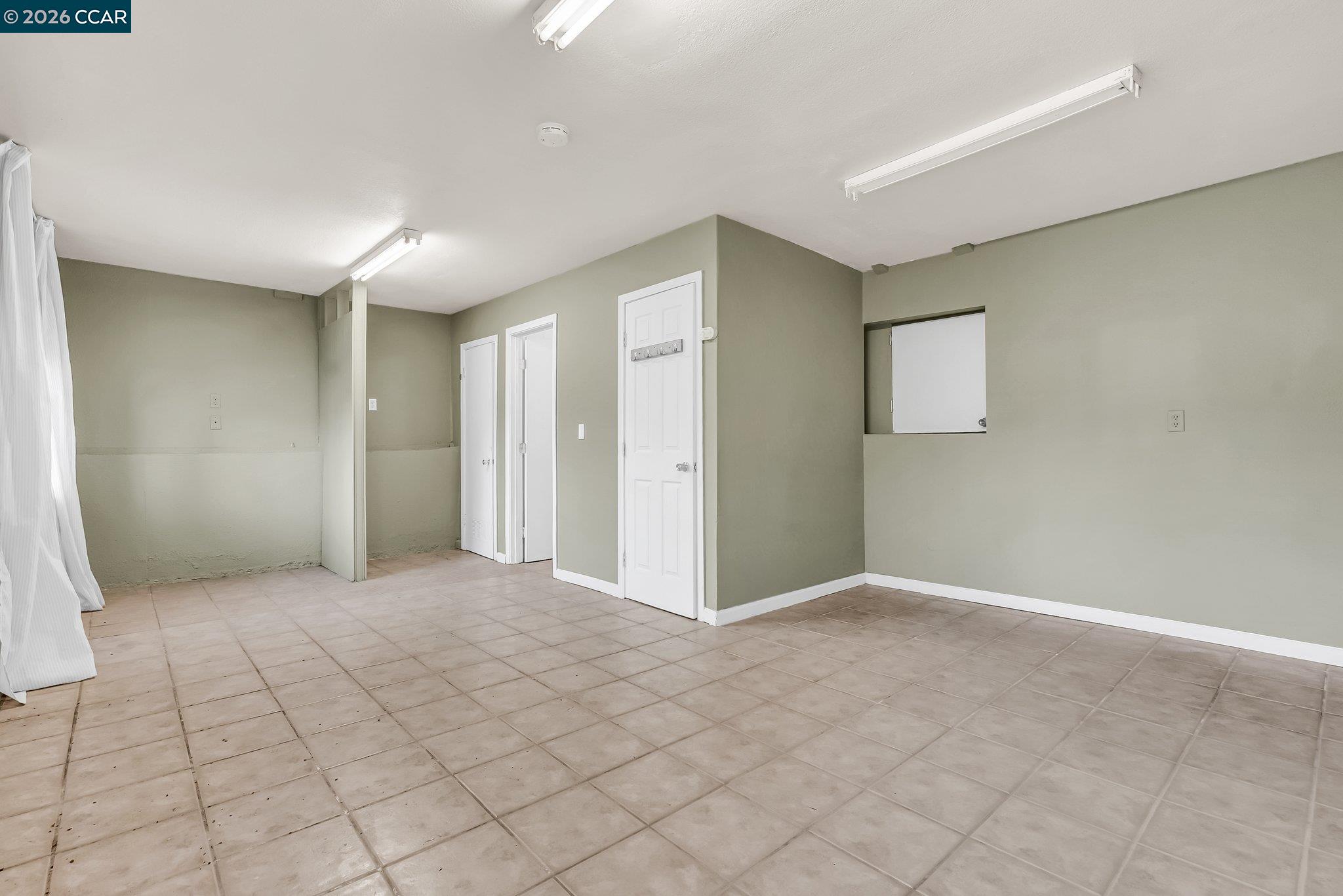 Detail Gallery Image 6 of 44 For 2150 35th Ave, Oakland,  CA 94601 - 5 Beds | 2/2 Baths