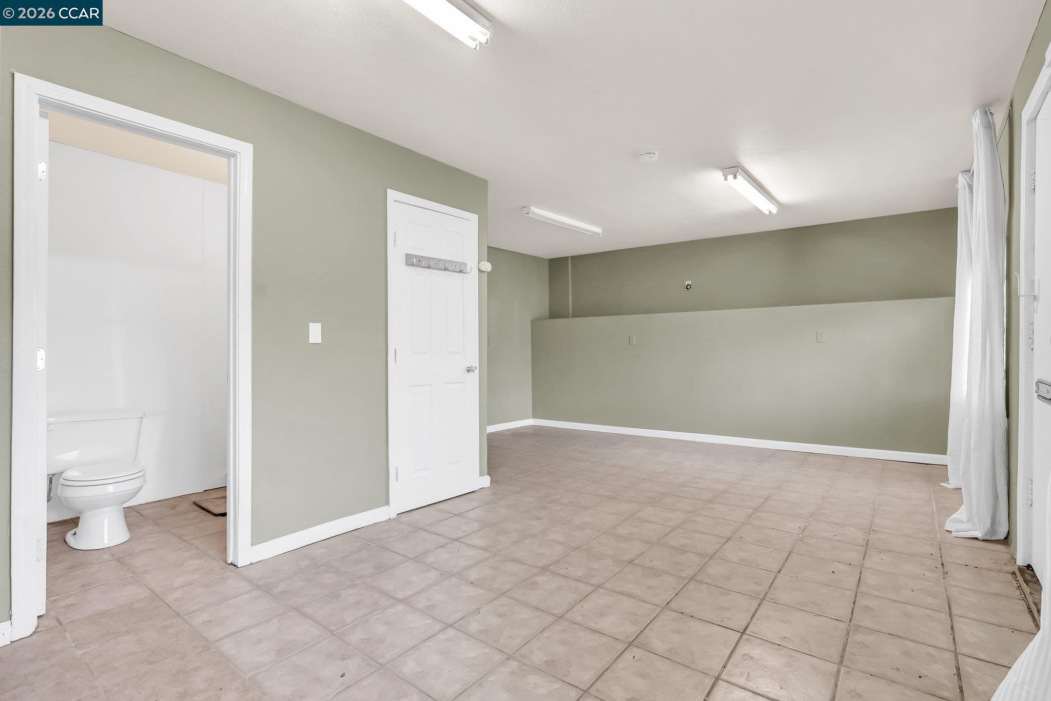 Detail Gallery Image 7 of 44 For 2150 35th Ave, Oakland,  CA 94601 - 5 Beds | 2/2 Baths