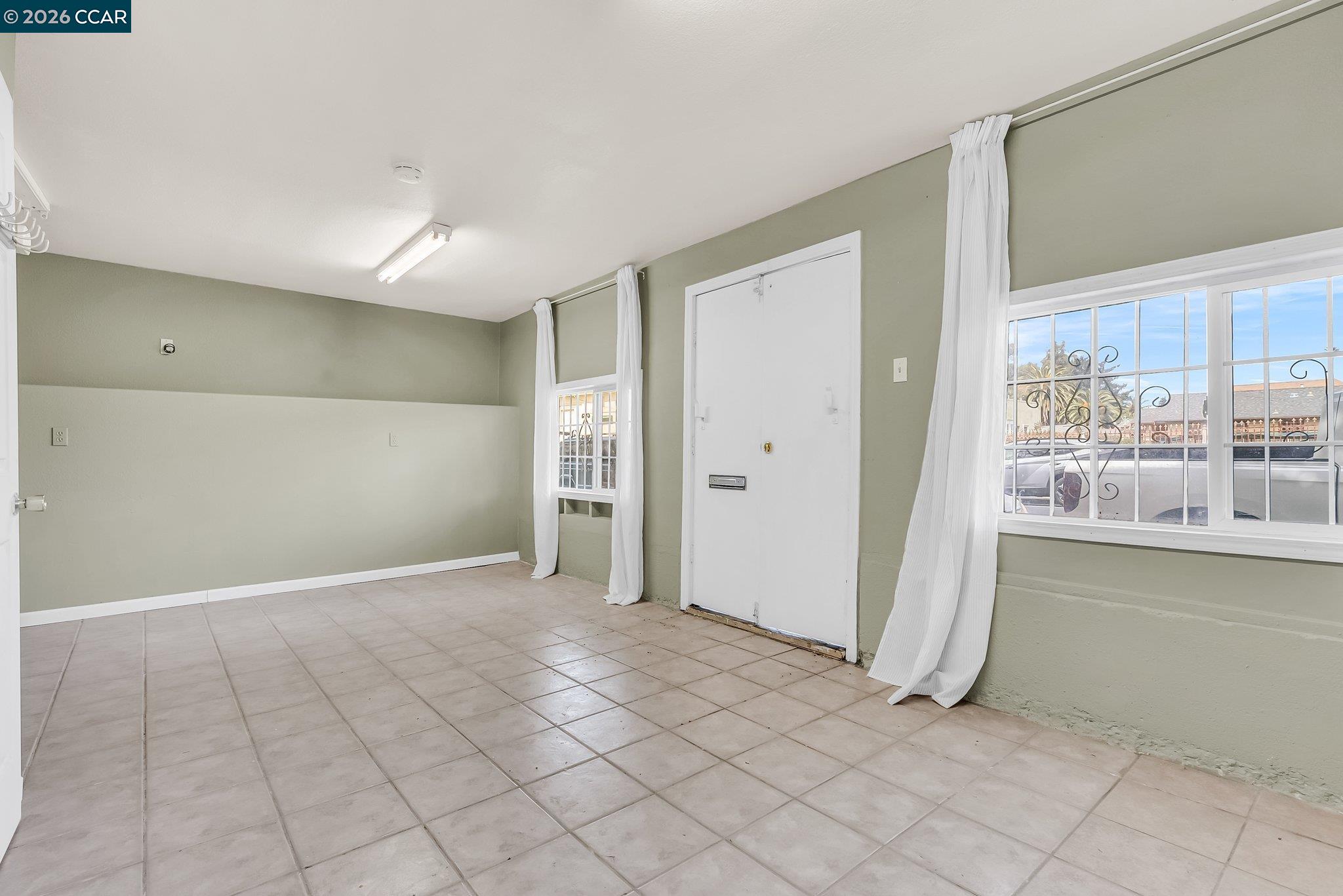 Detail Gallery Image 10 of 44 For 2150 35th Ave, Oakland,  CA 94601 - 5 Beds | 2/2 Baths