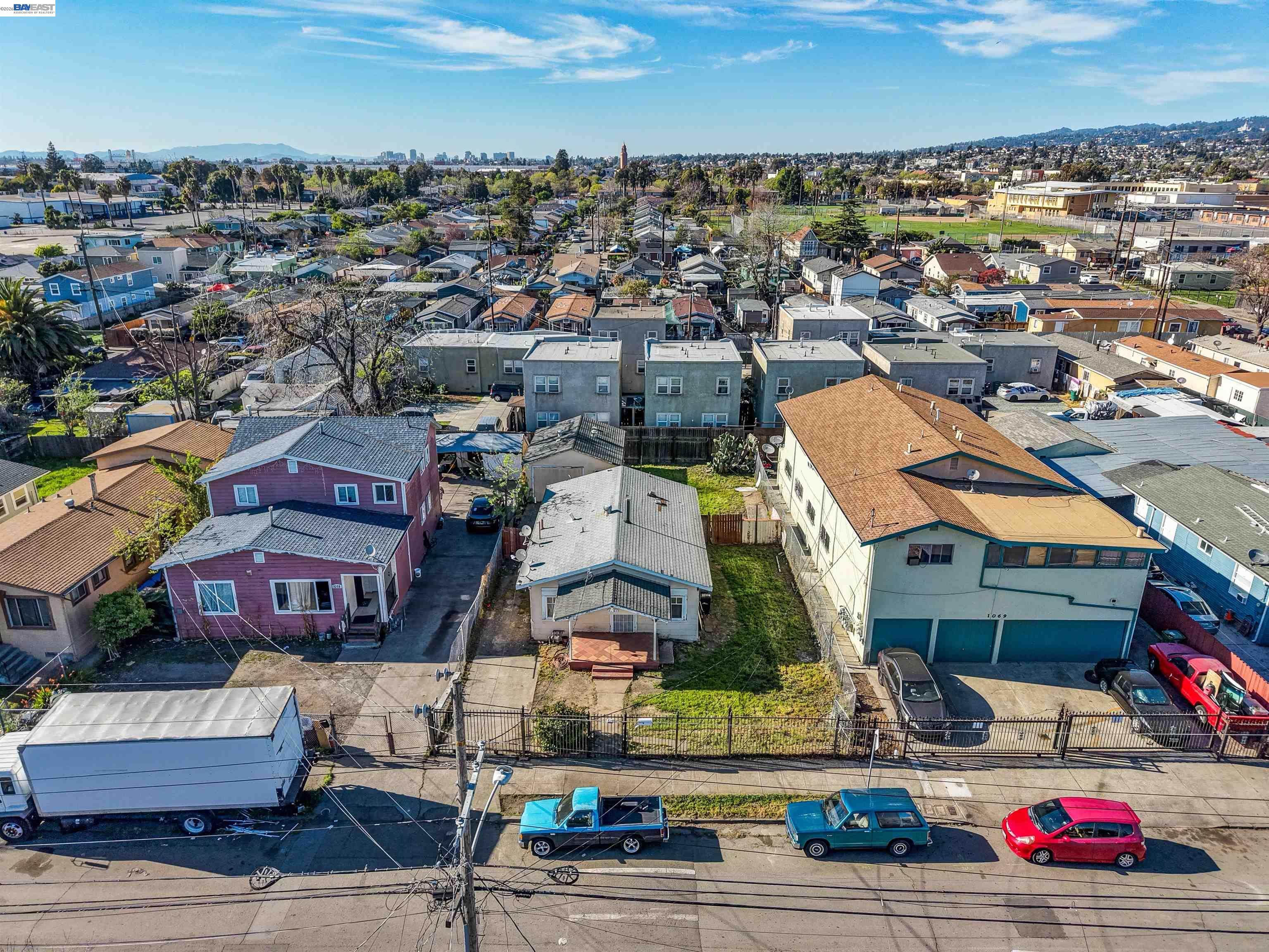 Detail Gallery Image 2 of 21 For 1061 71st Ave, Oakland,  CA 94621 - 2 Beds | 1 Baths