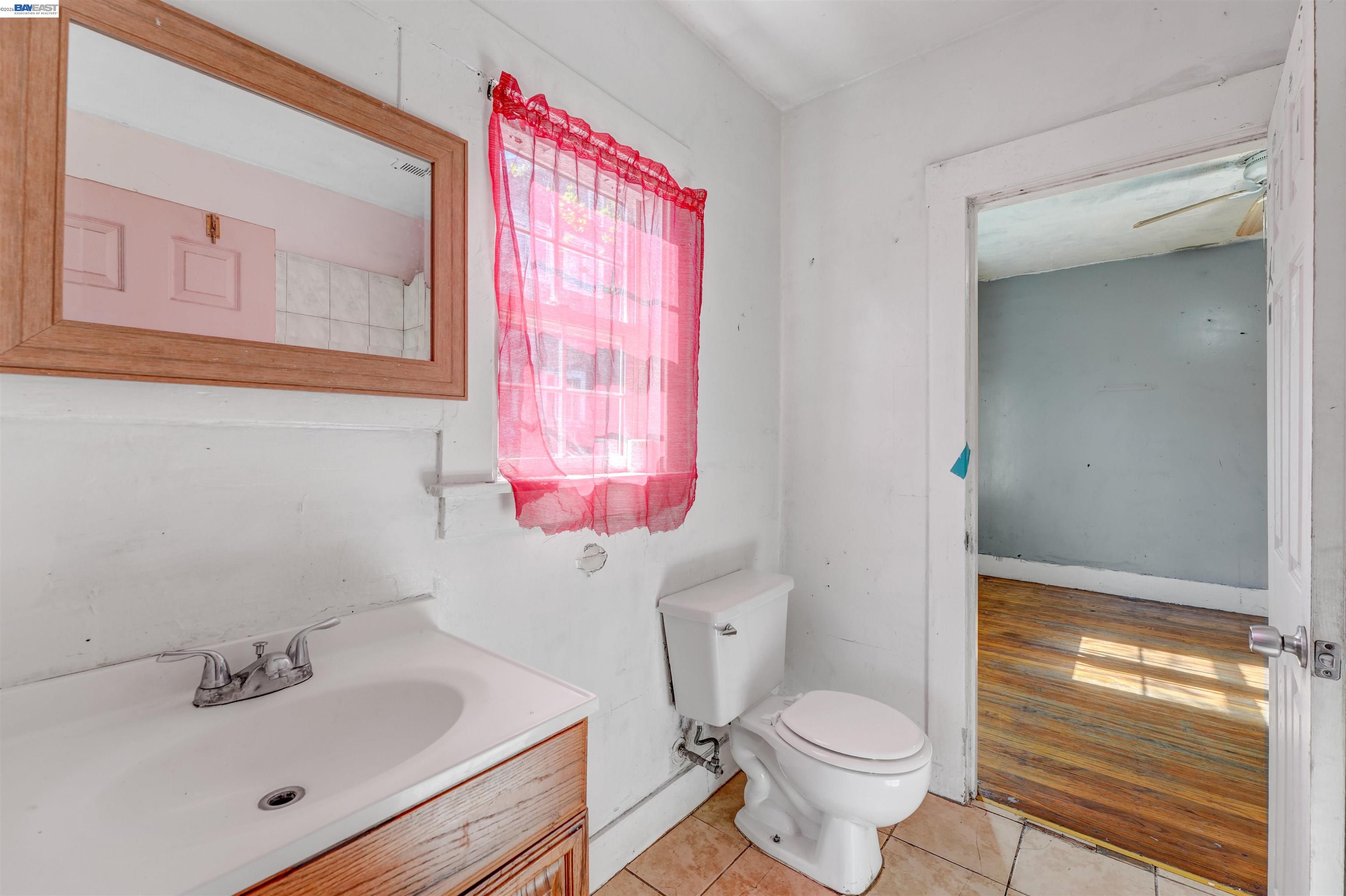 Detail Gallery Image 13 of 21 For 1061 71st Ave, Oakland,  CA 94621 - 2 Beds | 1 Baths