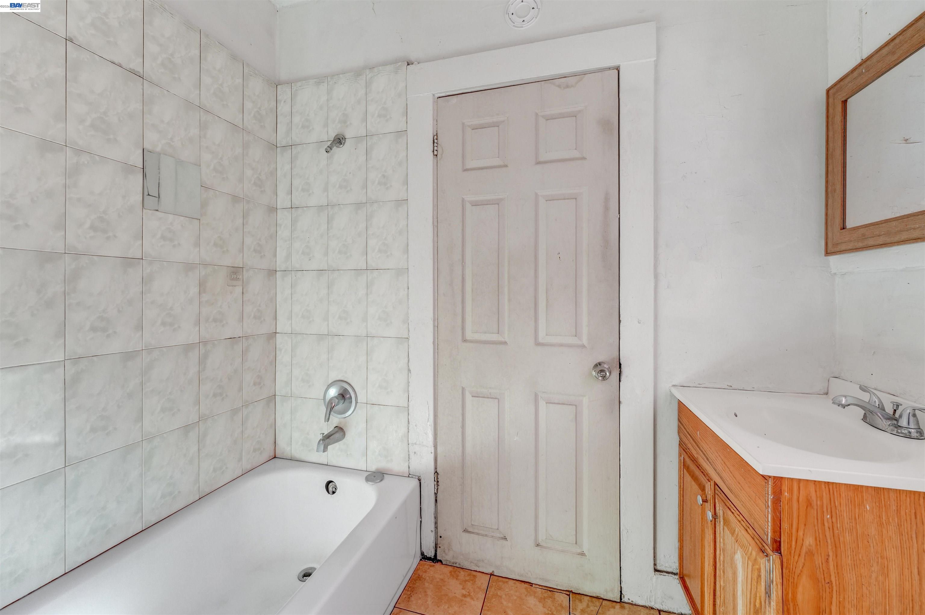 Detail Gallery Image 14 of 21 For 1061 71st Ave, Oakland,  CA 94621 - 2 Beds | 1 Baths