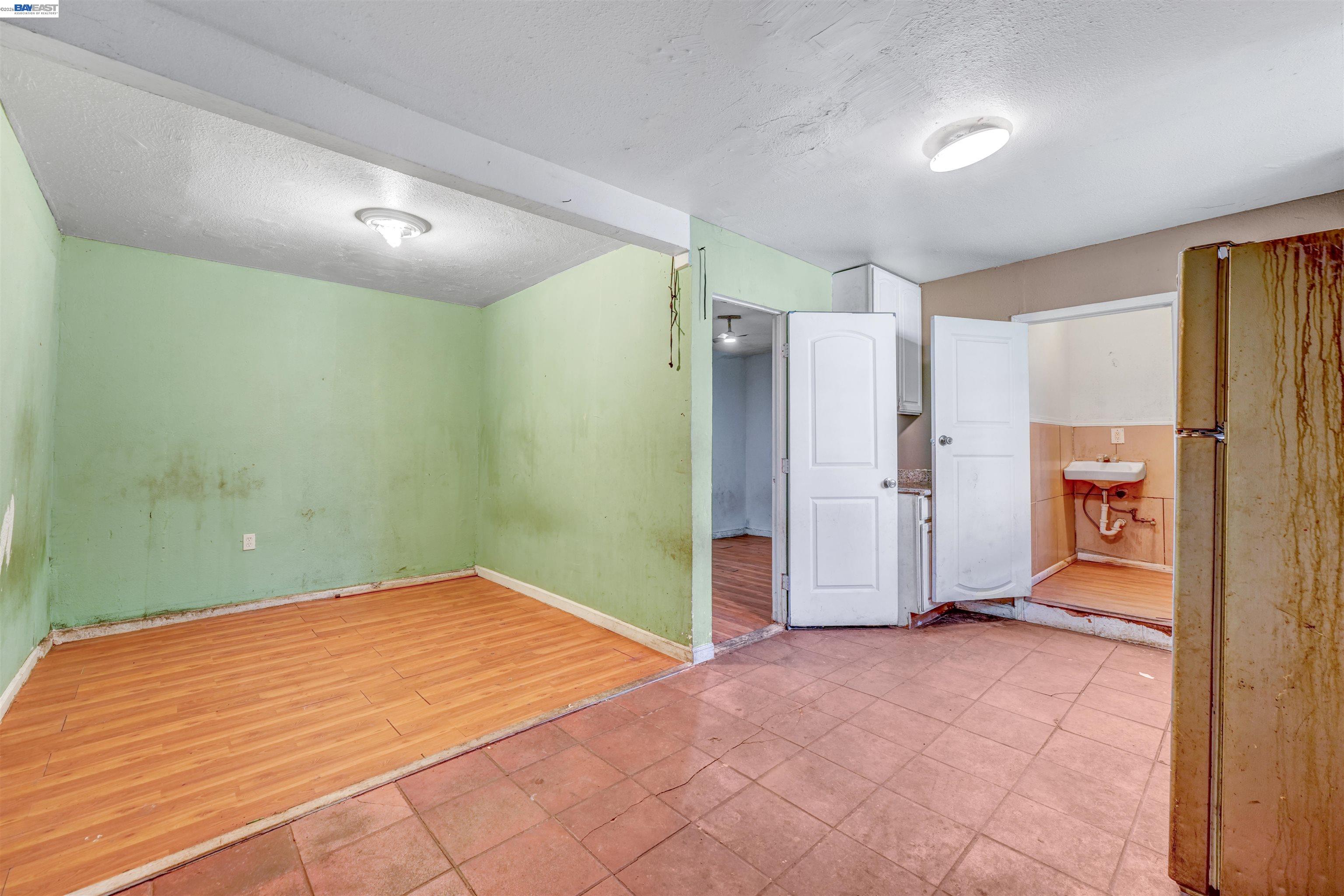 Detail Gallery Image 18 of 21 For 1061 71st Ave, Oakland,  CA 94621 - 2 Beds | 1 Baths