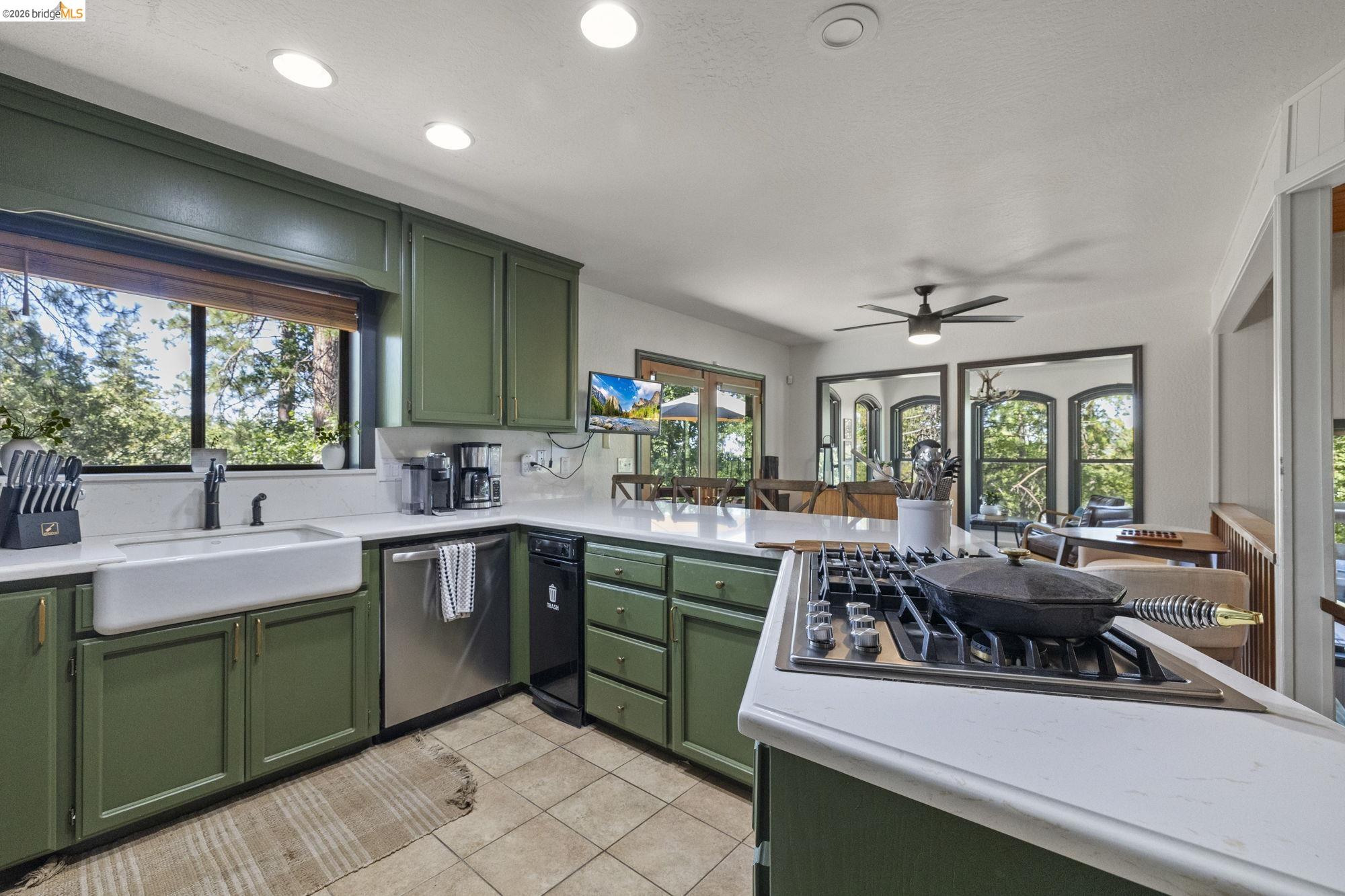 Detail Gallery Image 4 of 26 For 23009 Red Wing Trl, Twain Harte,  CA 95383 - 3 Beds | 3 Baths