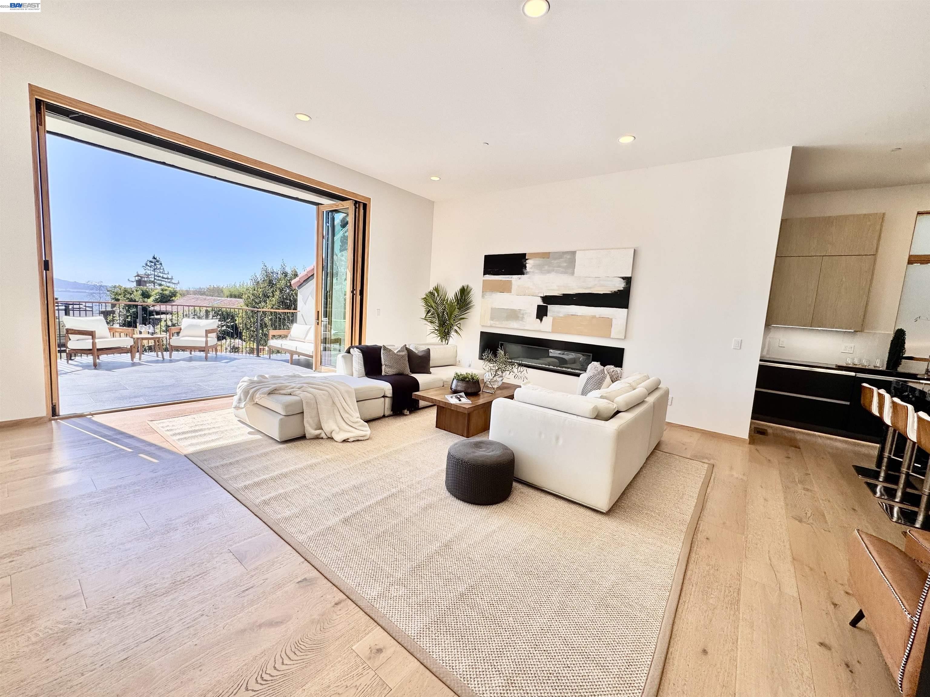 Detail Gallery Image 2 of 60 For 1024 Grizzly Peak Blvd, Berkeley,  CA 94708 - 5 Beds | 4/1 Baths