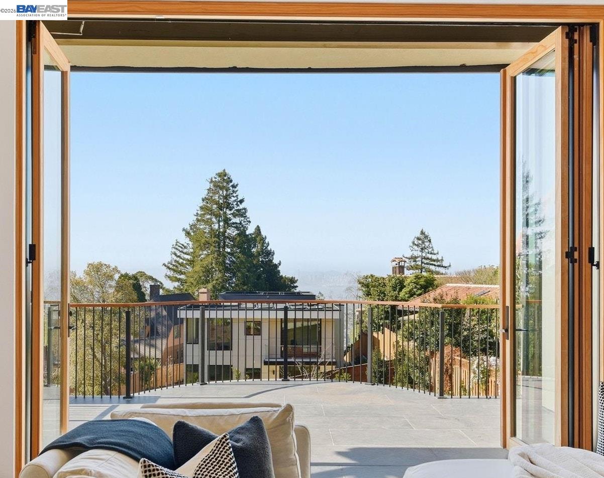 Detail Gallery Image 2 of 60 For 1024 Grizzly Peak Blvd, Berkeley,  CA 94708 - 5 Beds | 4/1 Baths