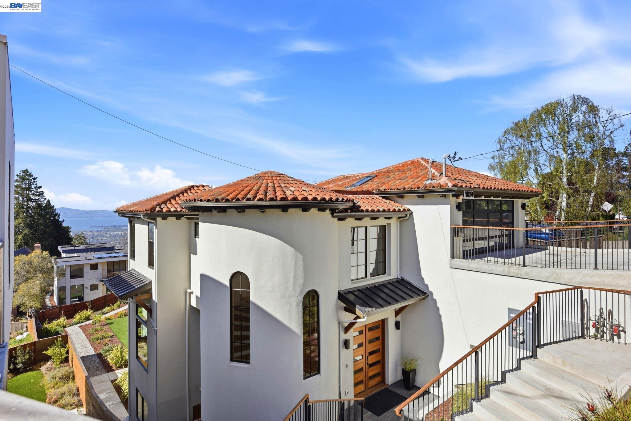 Detail Gallery Image 18 of 60 For 1024 Grizzly Peak Blvd, Berkeley,  CA 94708 - 5 Beds | 4/1 Baths