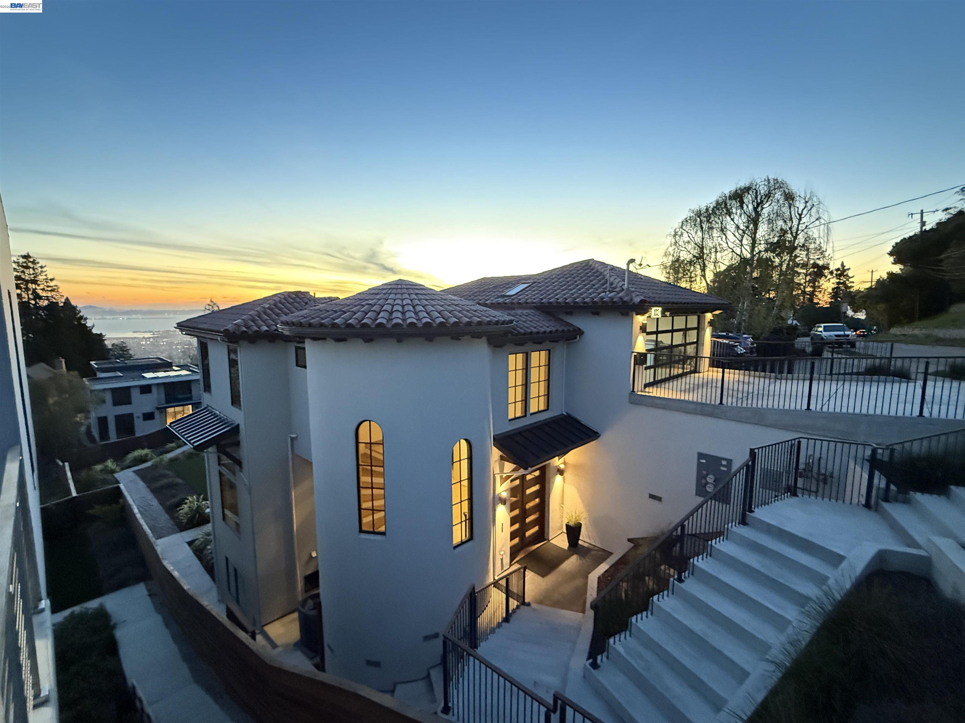 Detail Gallery Image 18 of 58 For 1024 Grizzly Peak Blvd, Berkeley,  CA 94708 - 5 Beds | 4/1 Baths