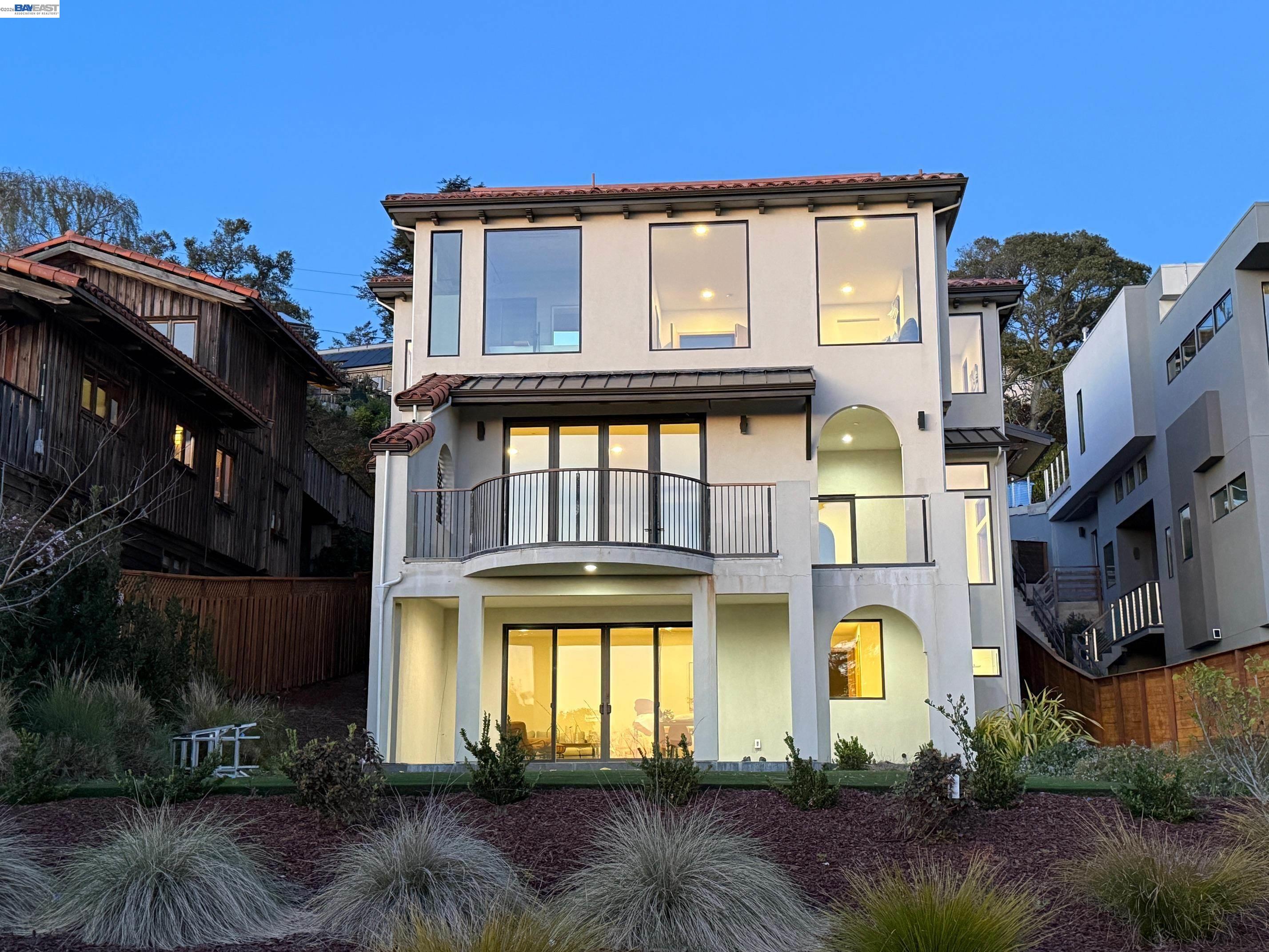 Detail Gallery Image 3 of 60 For 1024 Grizzly Peak Blvd, Berkeley,  CA 94708 - 5 Beds | 4/1 Baths