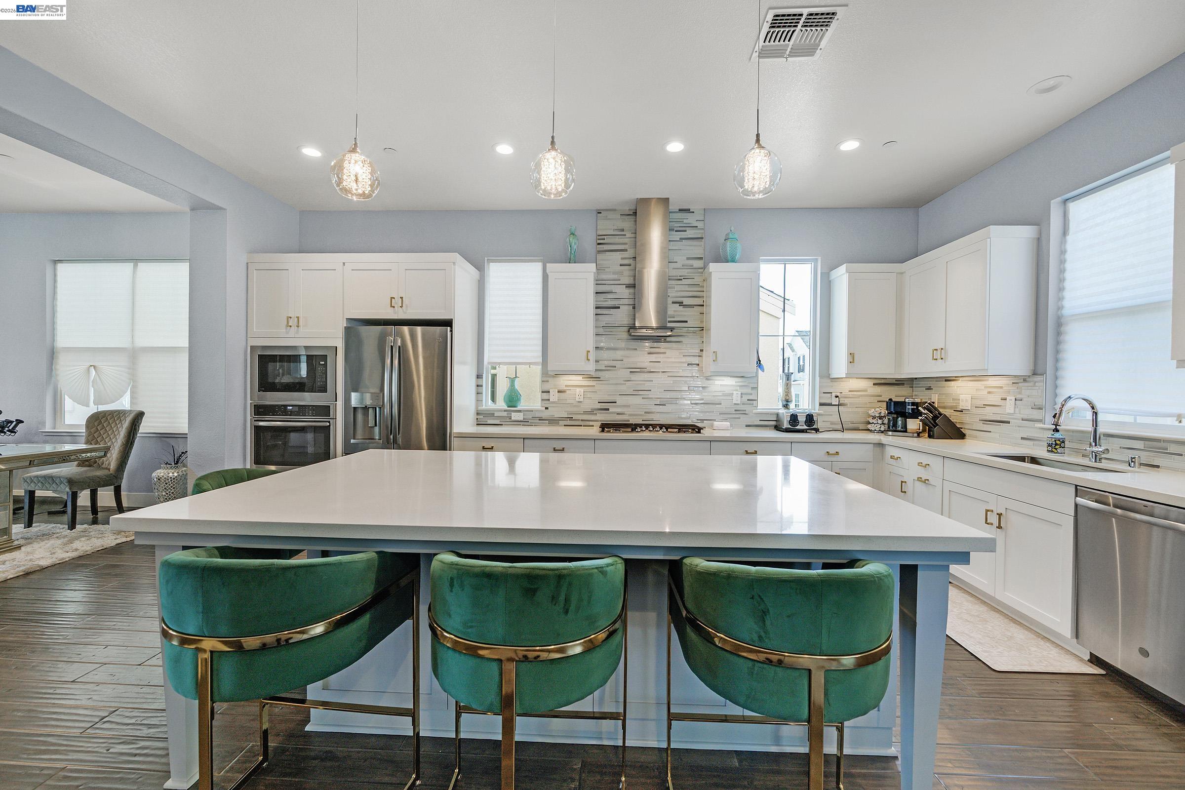 Detail Gallery Image 12 of 41 For 7228 Carneros Ln, Dublin,  CA 94568-4668 - 4 Beds | 3/1 Baths