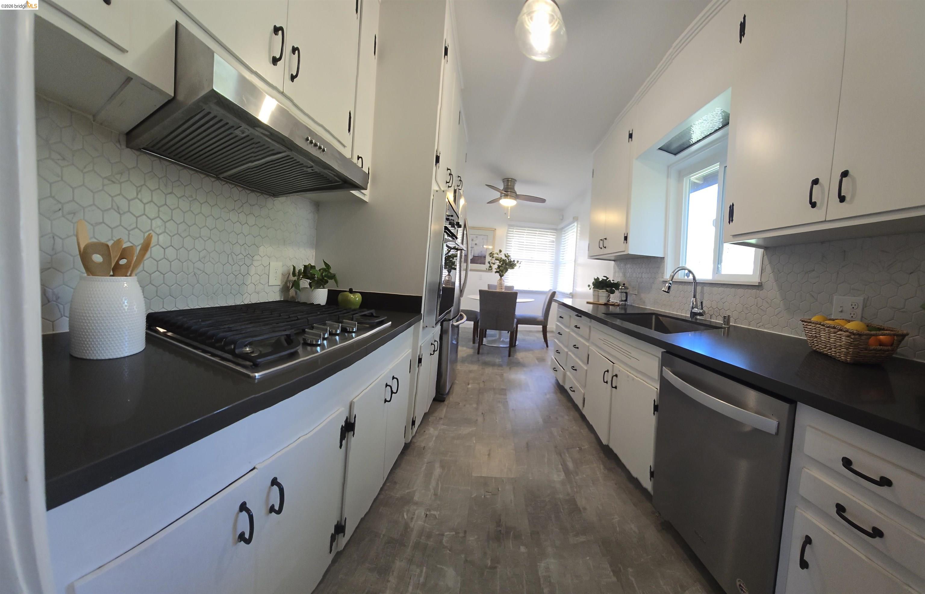 Detail Gallery Image 8 of 22 For 1142 Oakwood Ave, Vallejo,  CA 94591 - 3 Beds | 2 Baths