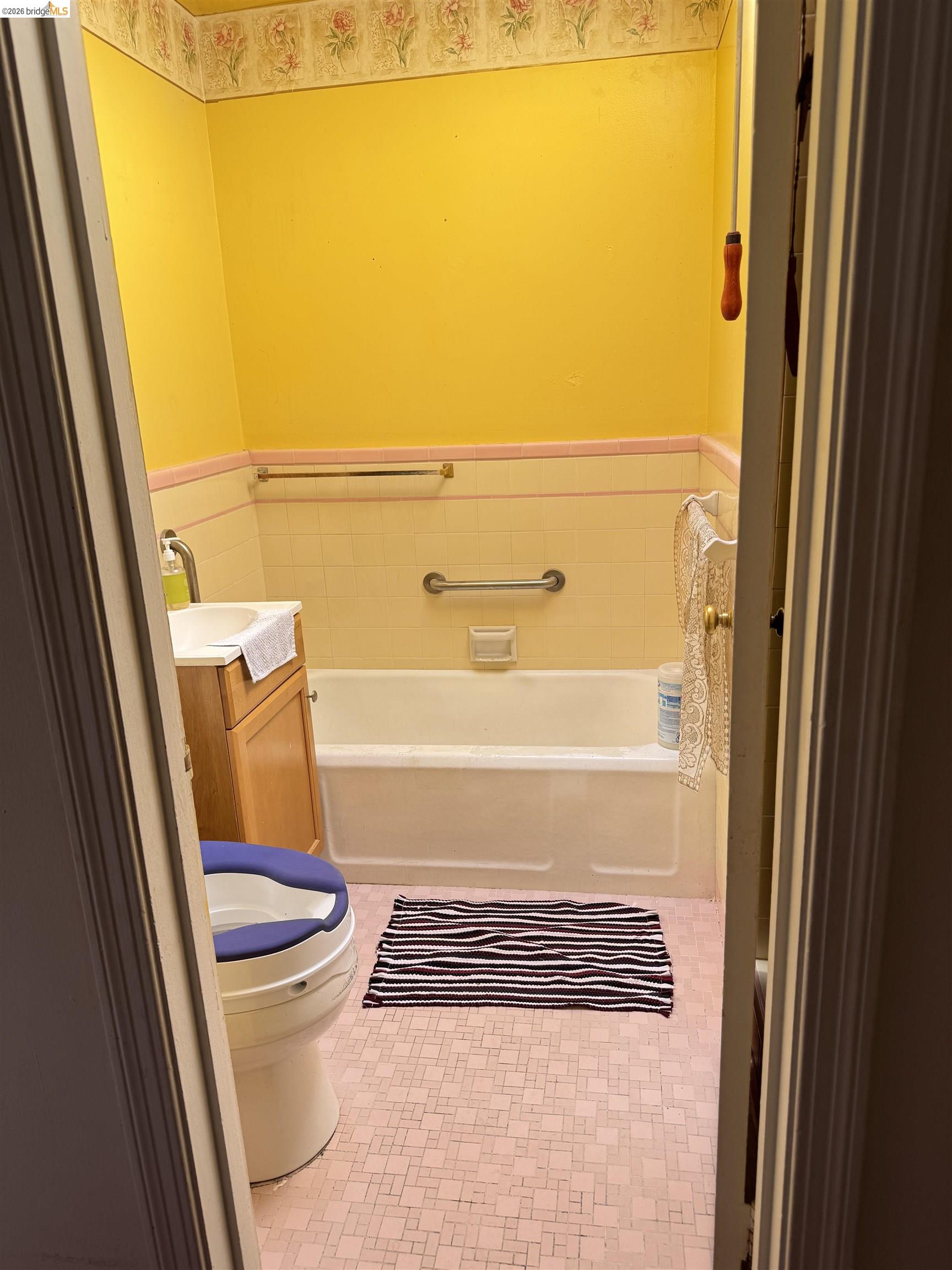 Detail Gallery Image 14 of 20 For 220 Olmstead, San Francisco,  CA 94134 - 3 Beds | 1 Baths