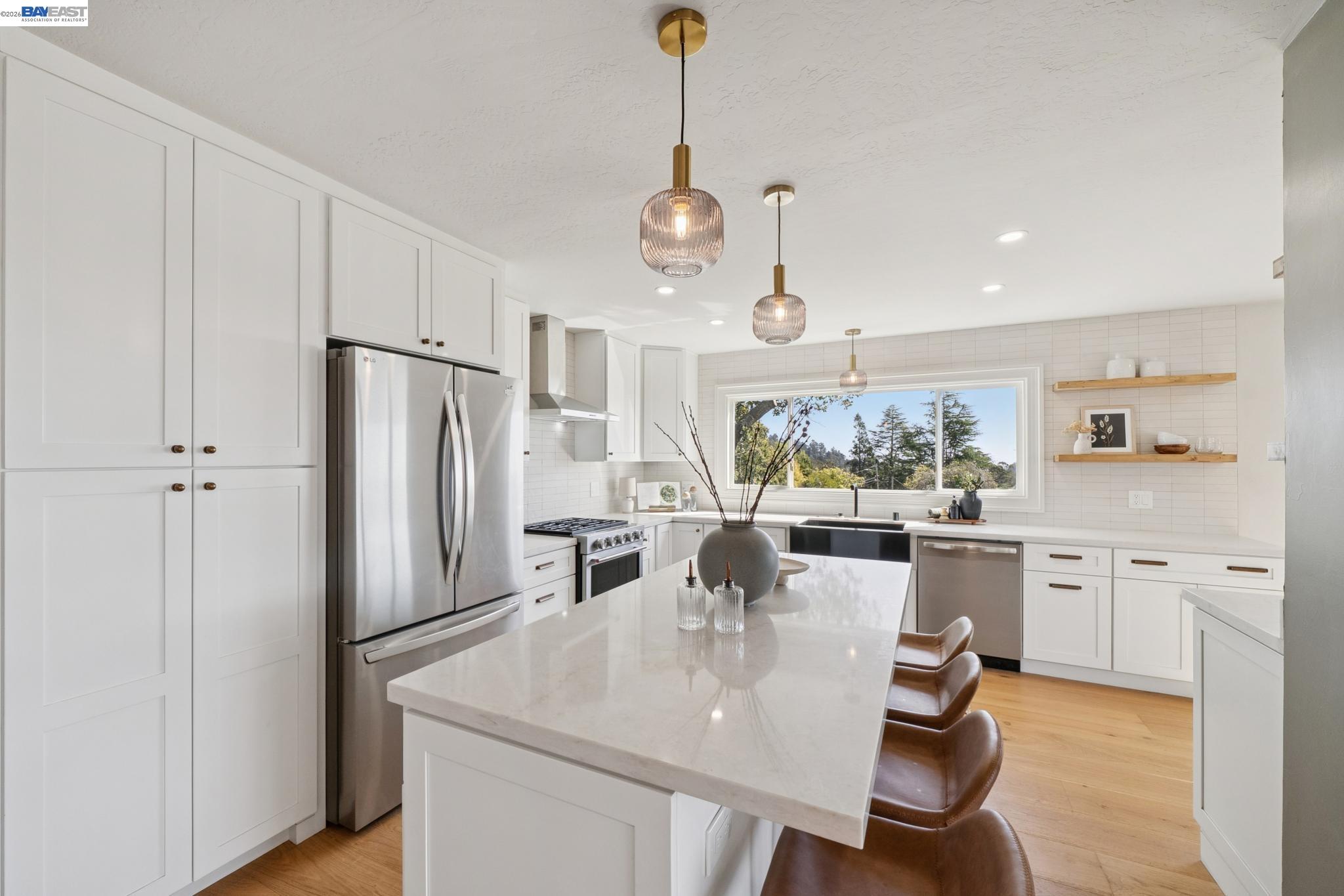 Detail Gallery Image 12 of 60 For 5969 Rincon Dr, Oakland,  CA 94611 - 5 Beds | 3 Baths