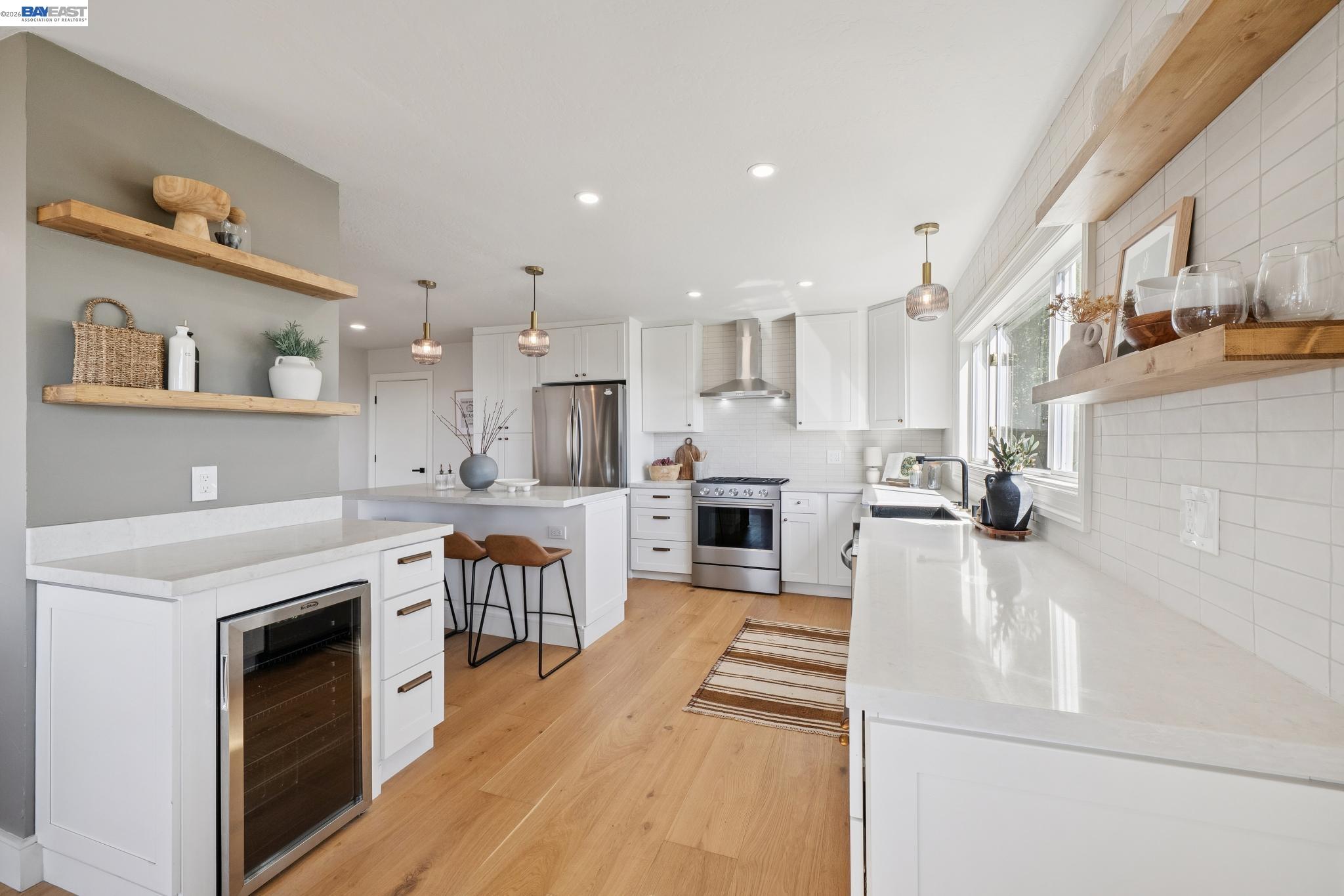 Detail Gallery Image 13 of 60 For 5969 Rincon Dr, Oakland,  CA 94611 - 5 Beds | 3 Baths