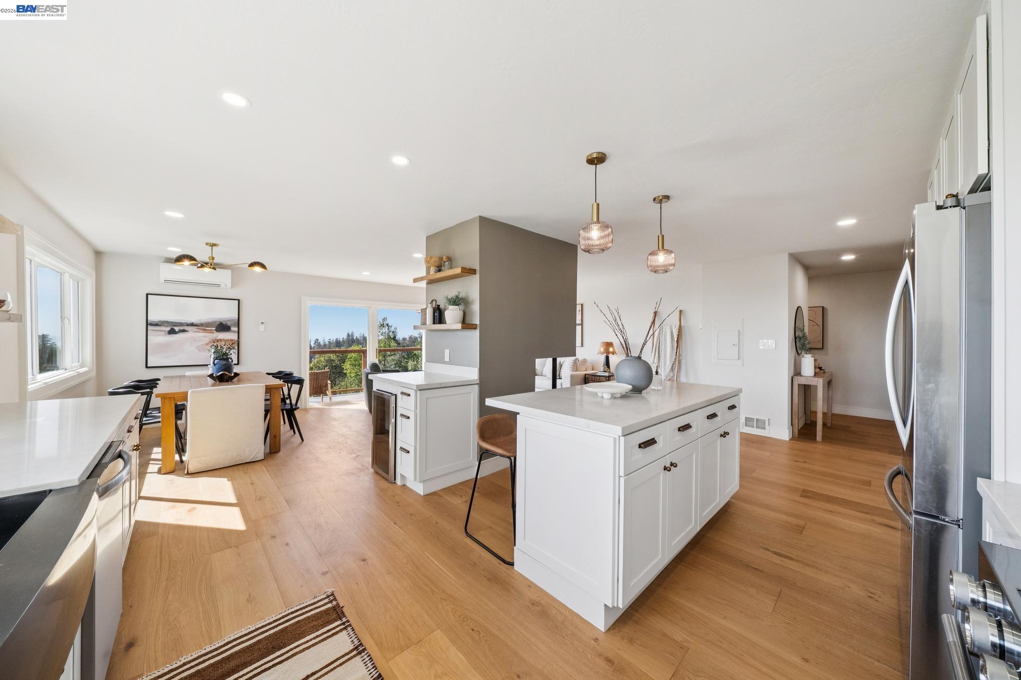 Detail Gallery Image 14 of 60 For 5969 Rincon Dr, Oakland,  CA 94611 - 5 Beds | 3 Baths