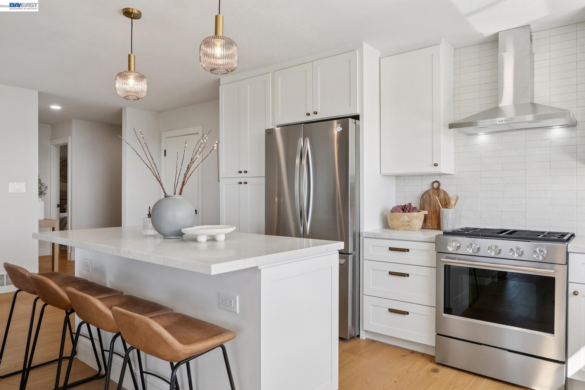 Detail Gallery Image 15 of 60 For 5969 Rincon Dr, Oakland,  CA 94611 - 5 Beds | 3 Baths