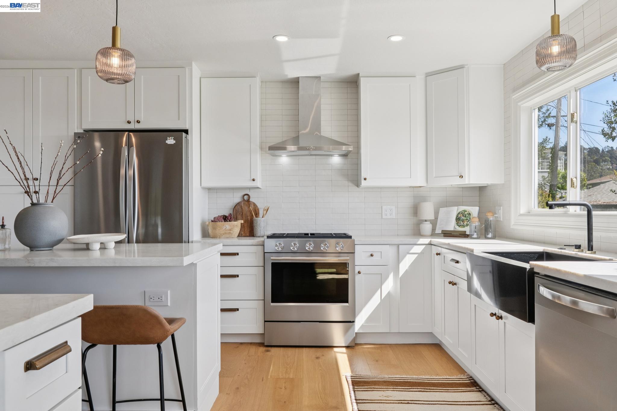 Detail Gallery Image 16 of 60 For 5969 Rincon Dr, Oakland,  CA 94611 - 5 Beds | 3 Baths