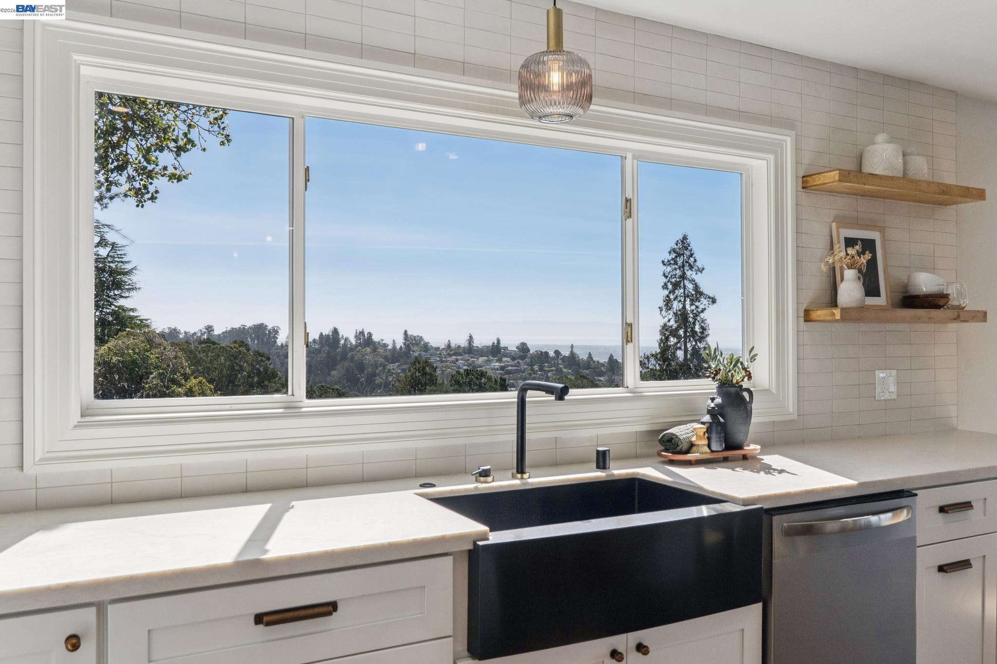 Detail Gallery Image 17 of 60 For 5969 Rincon Dr, Oakland,  CA 94611 - 5 Beds | 3 Baths