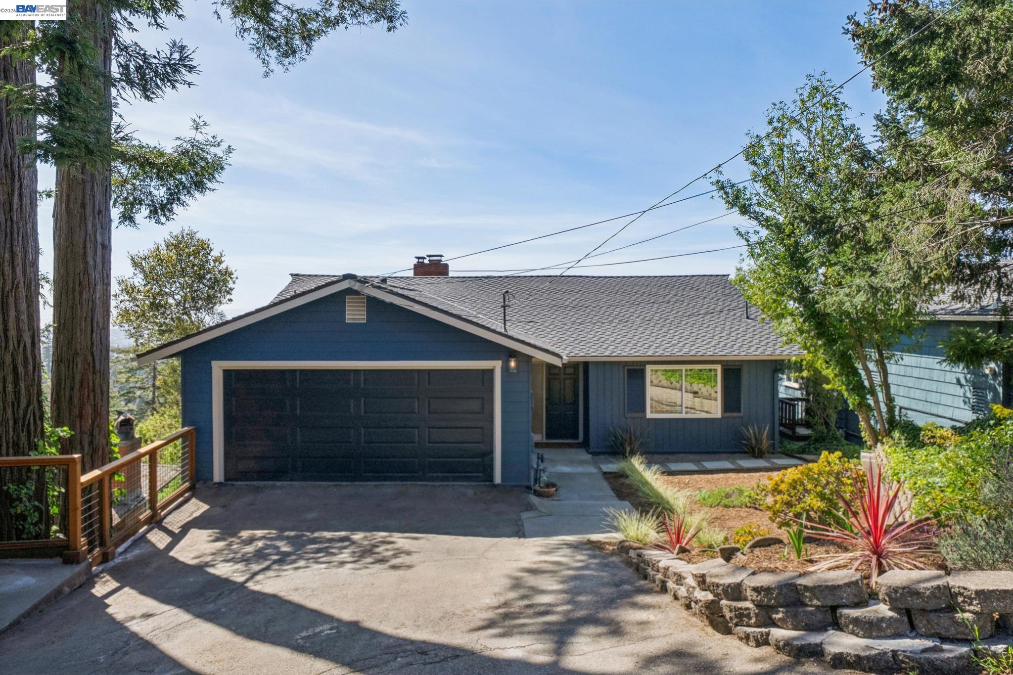 Detail Gallery Image 3 of 60 For 5969 Rincon Dr, Oakland,  CA 94611 - 5 Beds | 3 Baths