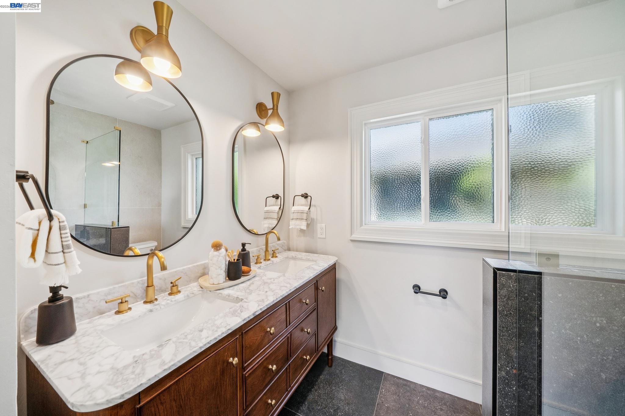 Detail Gallery Image 26 of 60 For 5969 Rincon Dr, Oakland,  CA 94611 - 5 Beds | 3 Baths