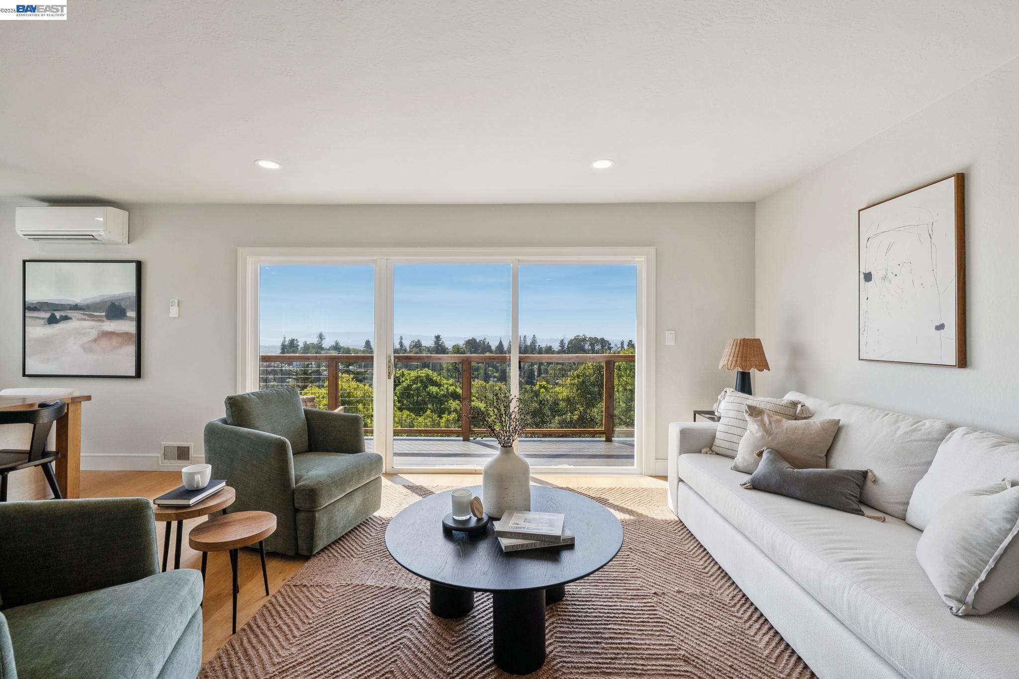 Detail Gallery Image 8 of 60 For 5969 Rincon Dr, Oakland,  CA 94611 - 5 Beds | 3 Baths