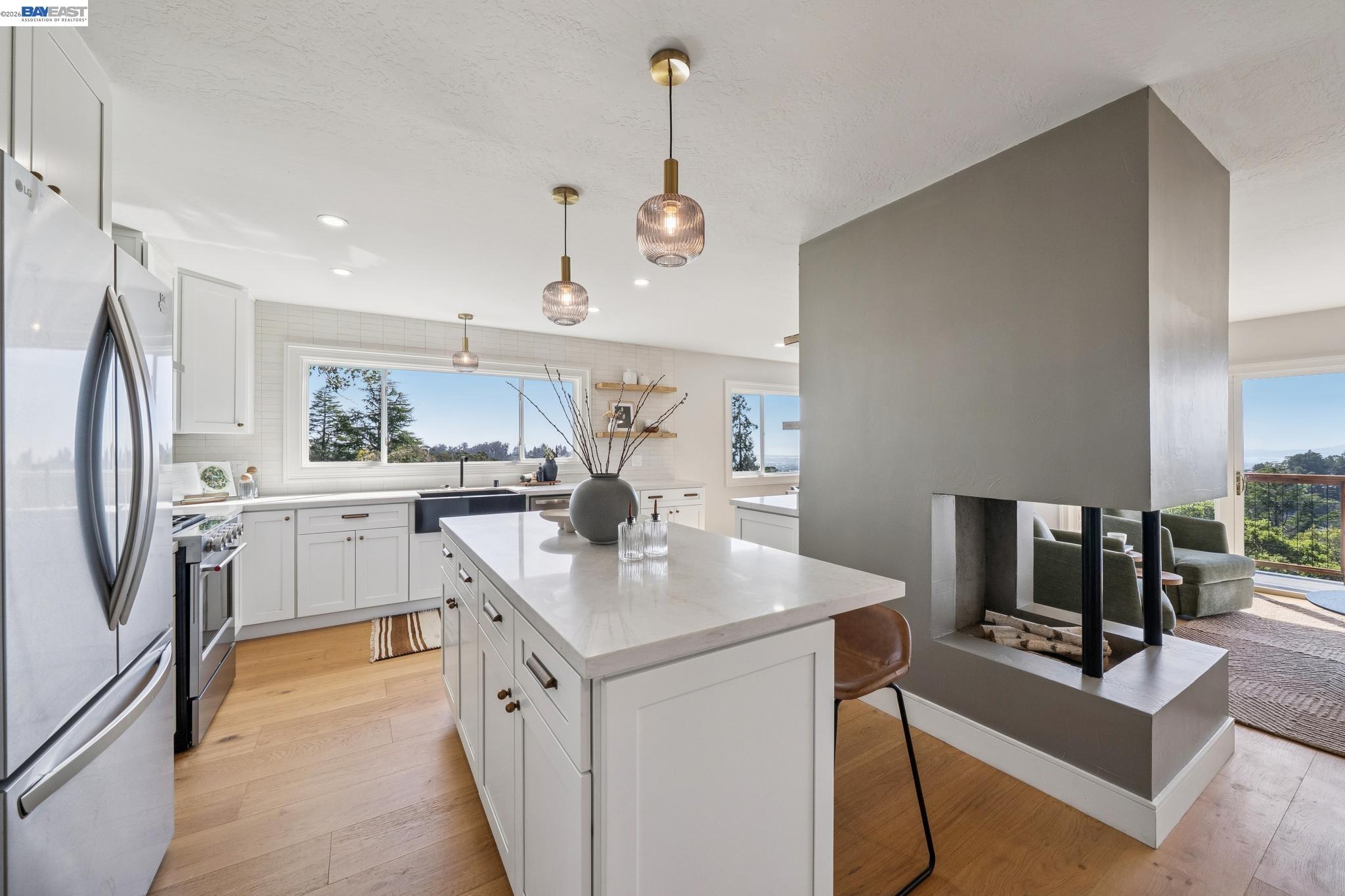 Detail Gallery Image 10 of 60 For 5969 Rincon Dr, Oakland,  CA 94611 - 5 Beds | 3 Baths