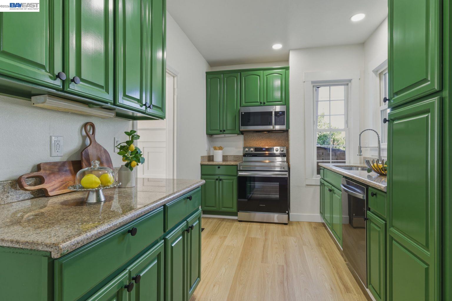 Detail Gallery Image 13 of 45 For 1726 Eagle Ave, Alameda,  CA 94501 - 3 Beds | 2 Baths