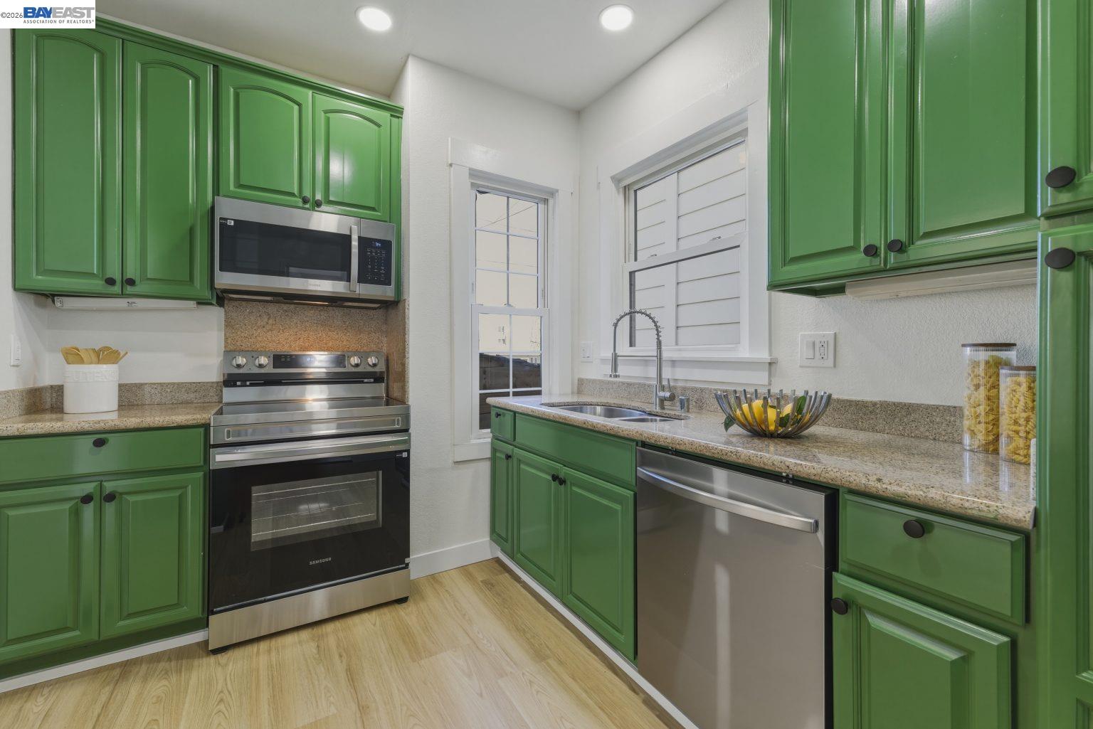 Detail Gallery Image 14 of 45 For 1726 Eagle Ave, Alameda,  CA 94501 - 3 Beds | 2 Baths