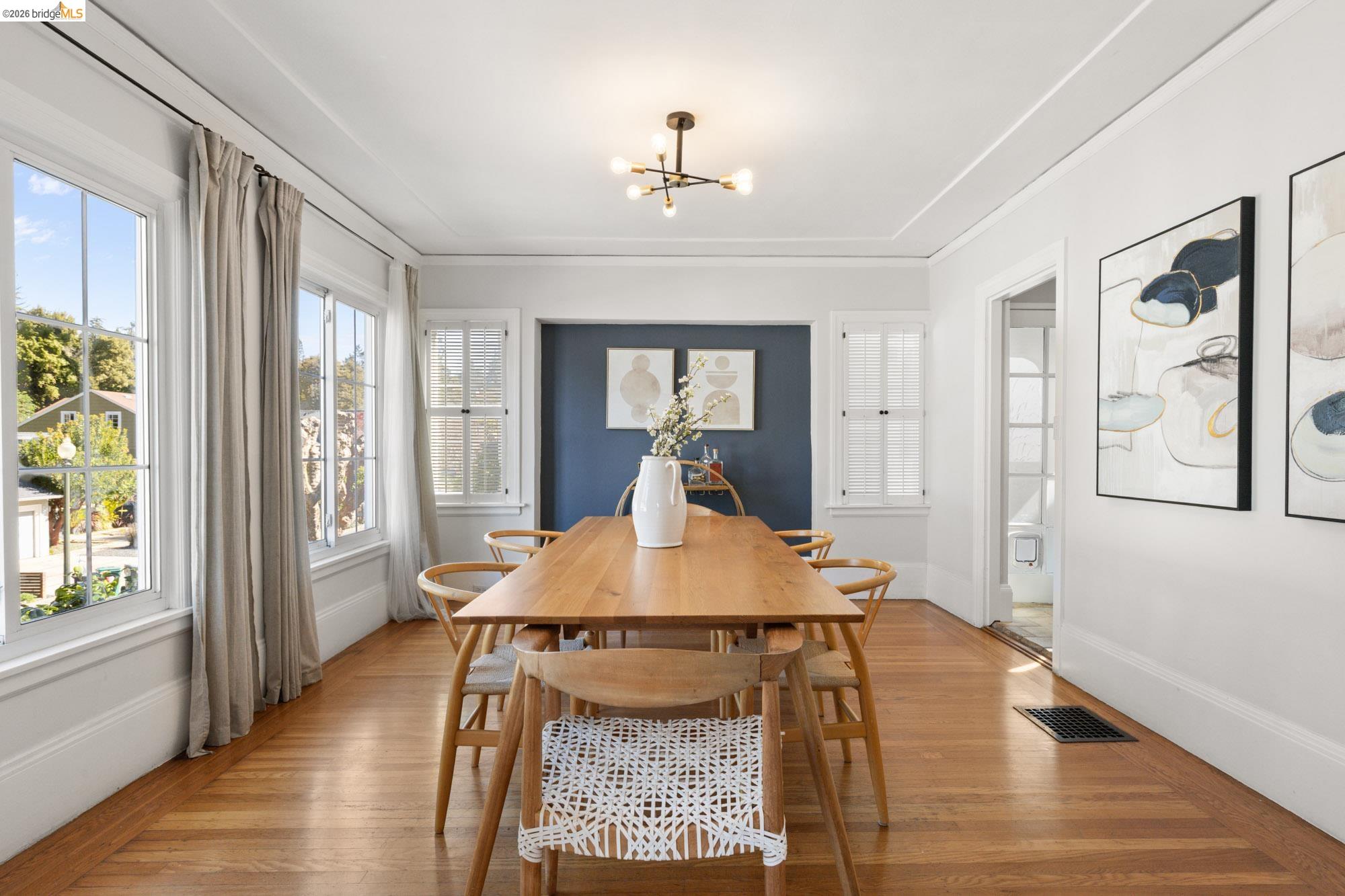 Detail Gallery Image 12 of 47 For 1019 Trestle Glen Rd, Oakland,  CA 94610 - 3 Beds | 2/1 Baths