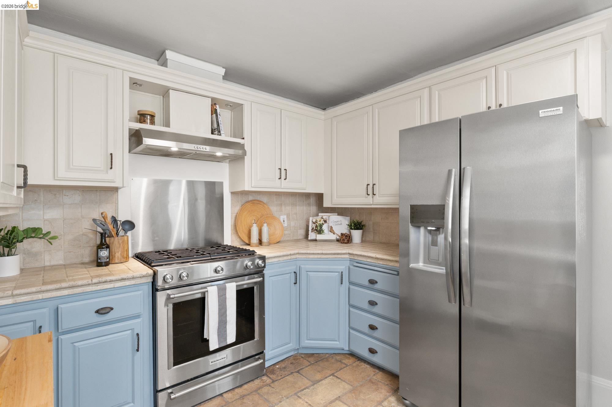 Detail Gallery Image 16 of 47 For 1019 Trestle Glen Rd, Oakland,  CA 94610 - 3 Beds | 2/1 Baths