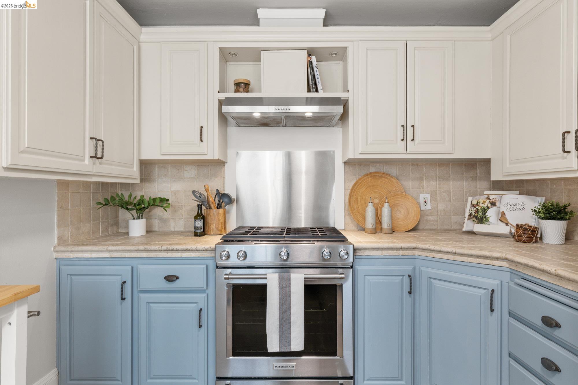 Detail Gallery Image 17 of 47 For 1019 Trestle Glen Rd, Oakland,  CA 94610 - 3 Beds | 2/1 Baths