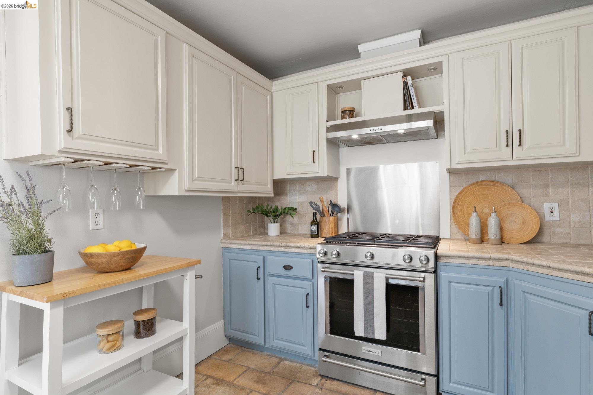 Detail Gallery Image 18 of 47 For 1019 Trestle Glen Rd, Oakland,  CA 94610 - 3 Beds | 2/1 Baths