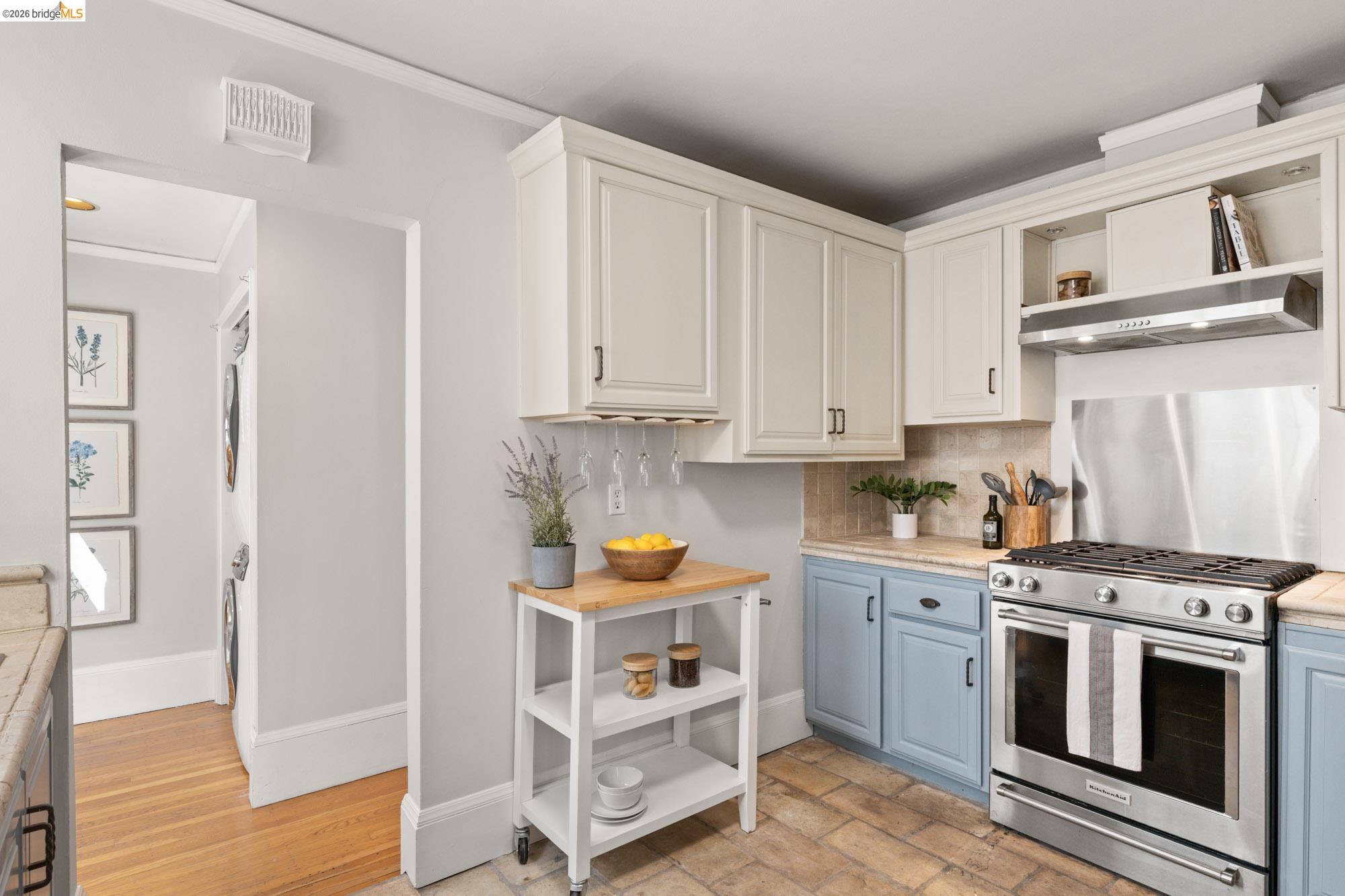 Detail Gallery Image 19 of 47 For 1019 Trestle Glen Rd, Oakland,  CA 94610 - 3 Beds | 2/1 Baths