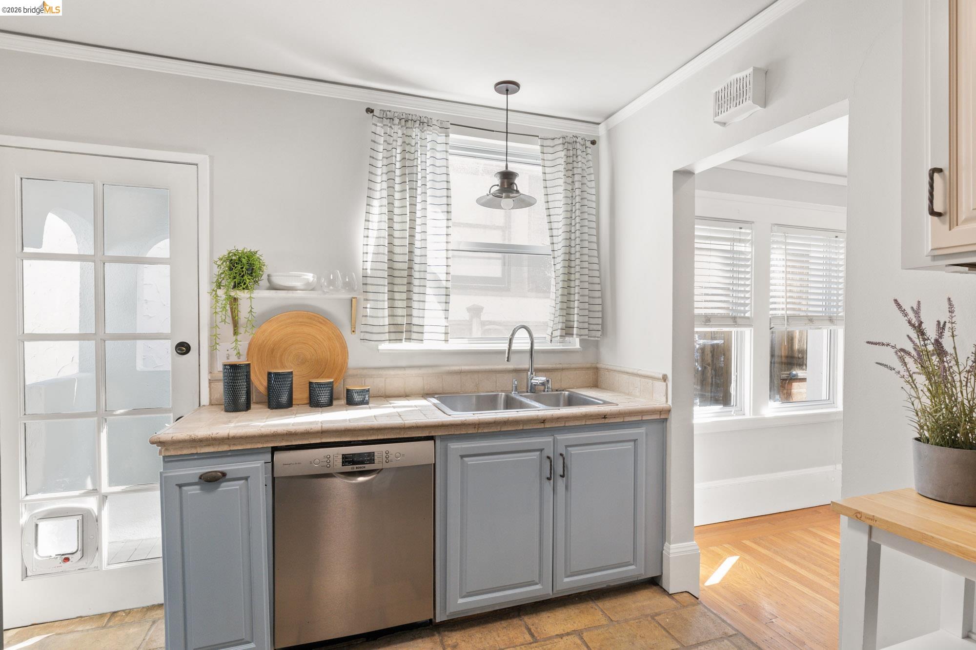 Detail Gallery Image 20 of 47 For 1019 Trestle Glen Rd, Oakland,  CA 94610 - 3 Beds | 2/1 Baths