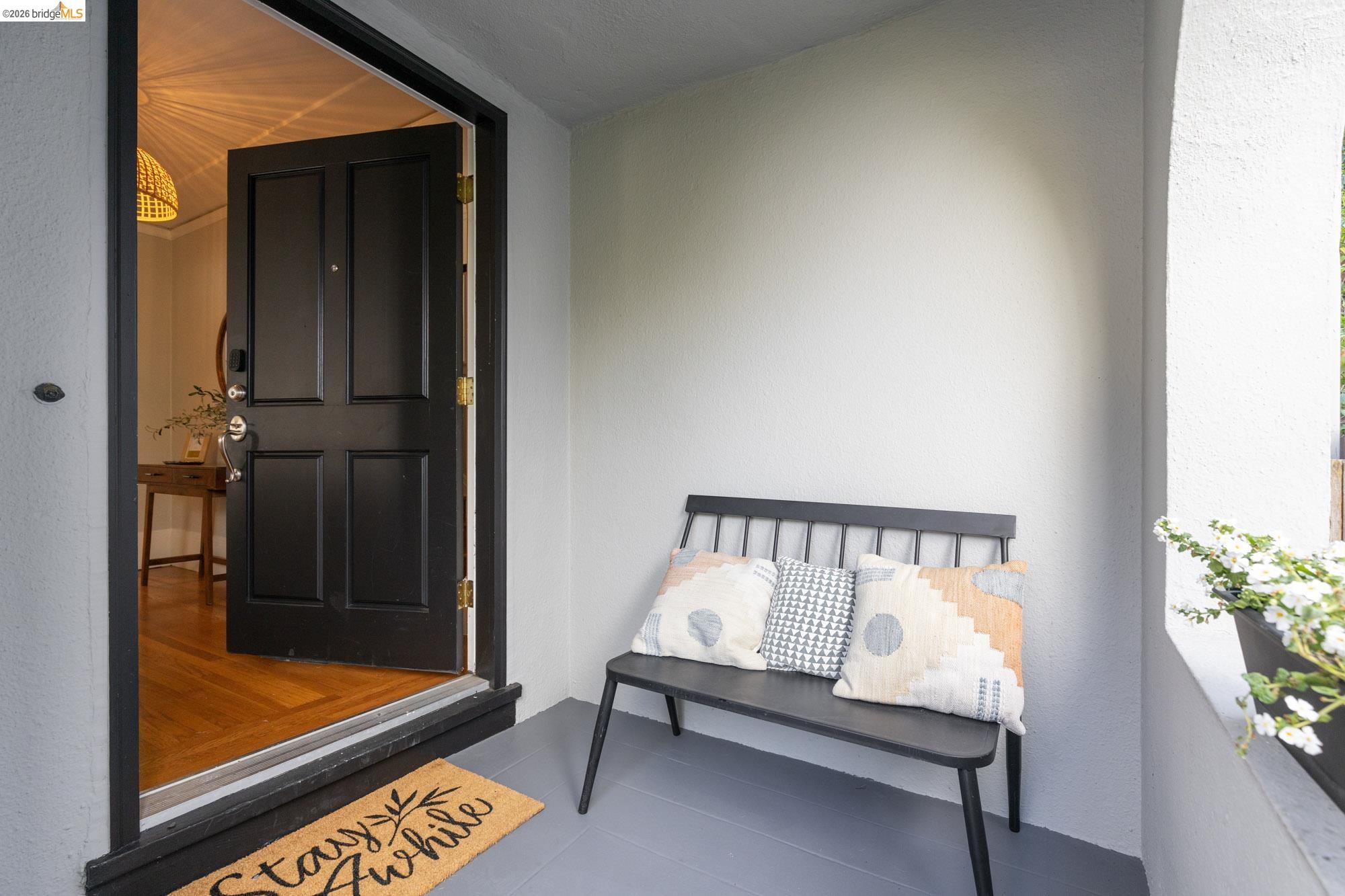 Detail Gallery Image 3 of 47 For 1019 Trestle Glen Rd, Oakland,  CA 94610 - 3 Beds | 2/1 Baths