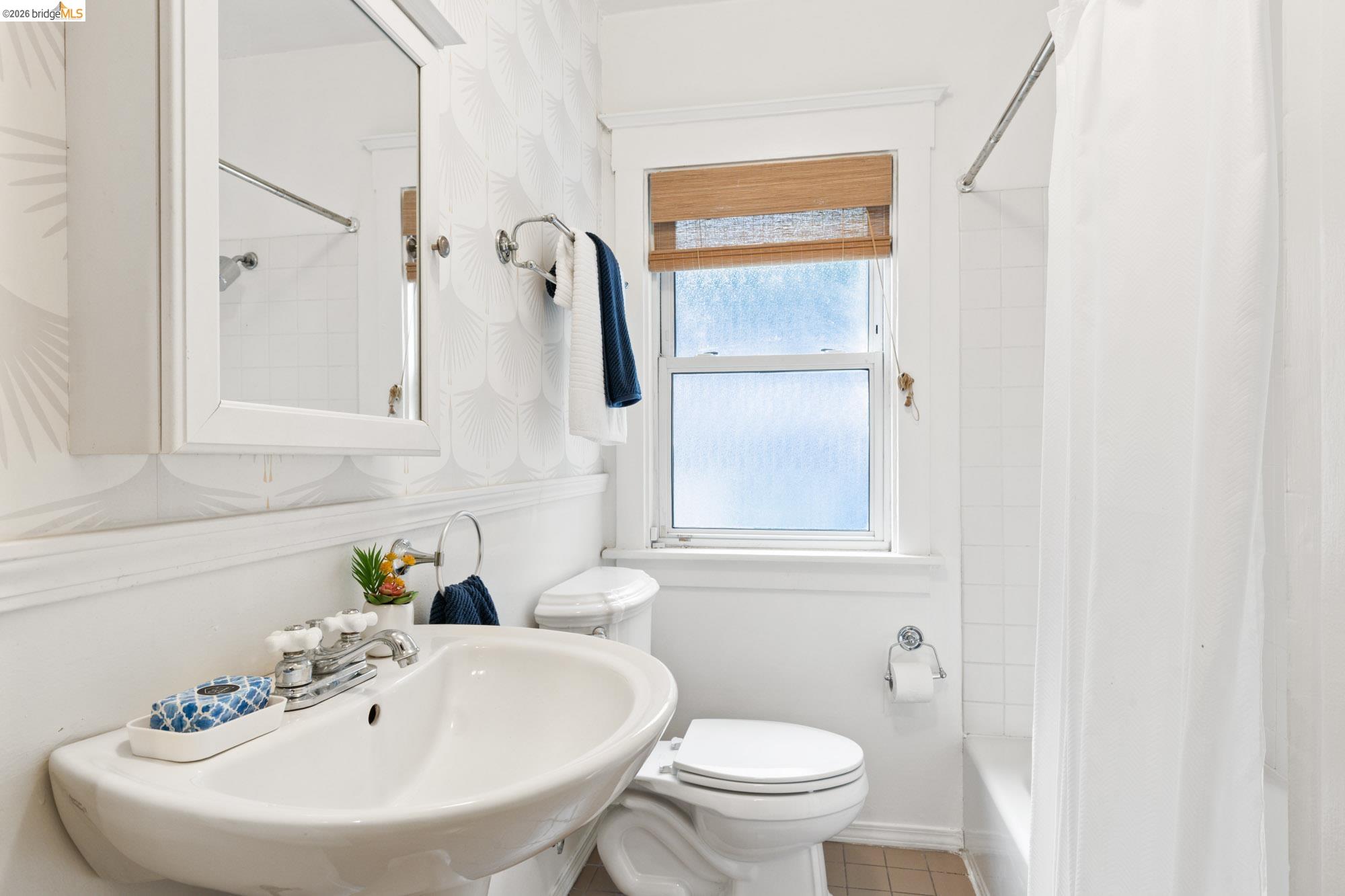 Detail Gallery Image 27 of 47 For 1019 Trestle Glen Rd, Oakland,  CA 94610 - 3 Beds | 2/1 Baths