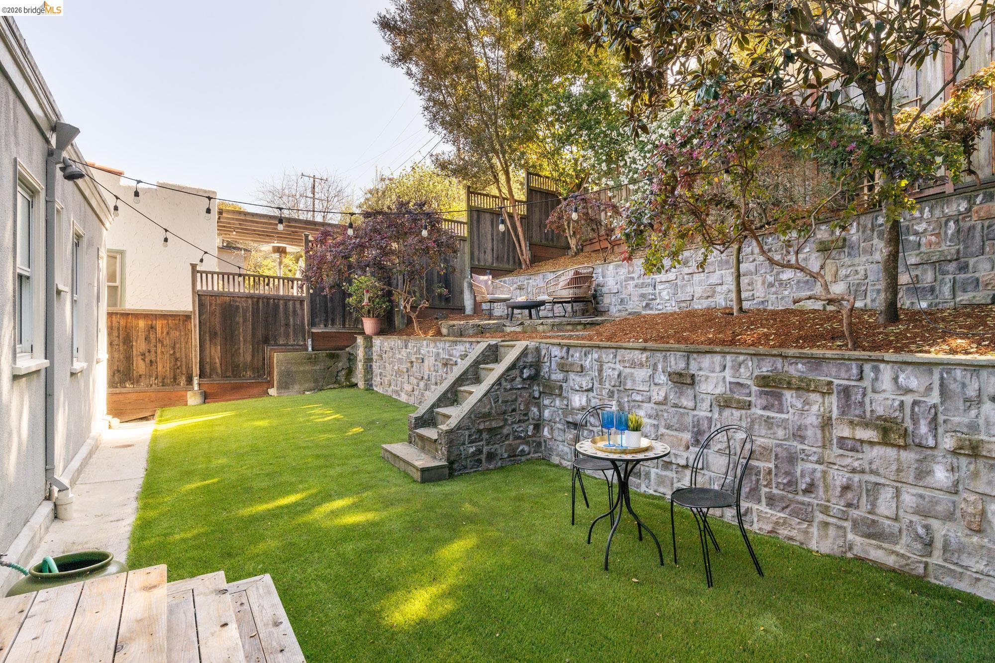 Detail Gallery Image 31 of 47 For 1019 Trestle Glen Rd, Oakland,  CA 94610 - 3 Beds | 2/1 Baths