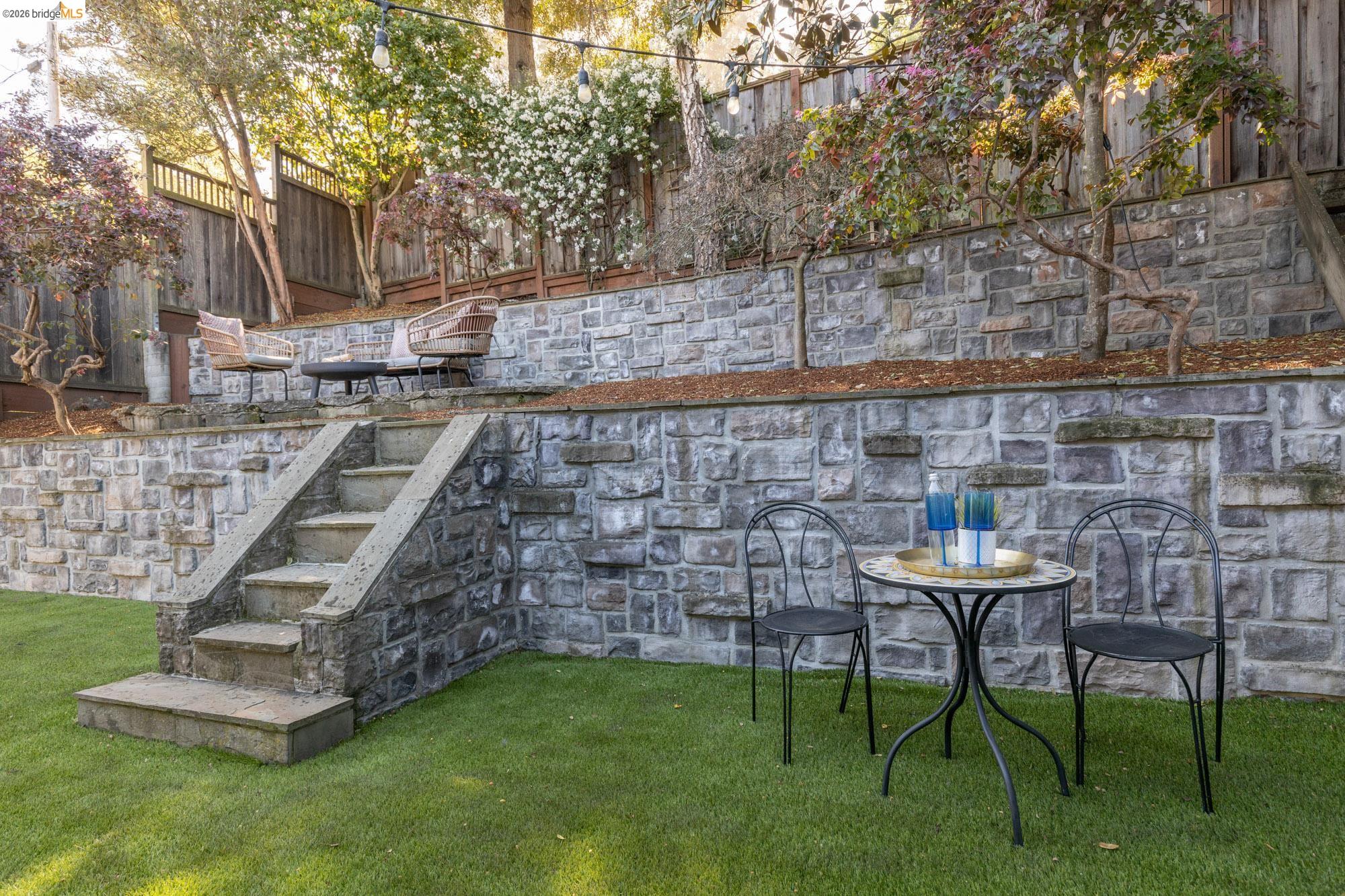 Detail Gallery Image 33 of 47 For 1019 Trestle Glen Rd, Oakland,  CA 94610 - 3 Beds | 2/1 Baths