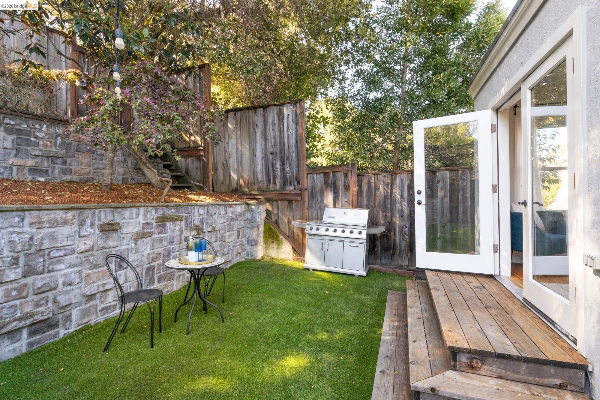 Detail Gallery Image 34 of 47 For 1019 Trestle Glen Rd, Oakland,  CA 94610 - 3 Beds | 2/1 Baths