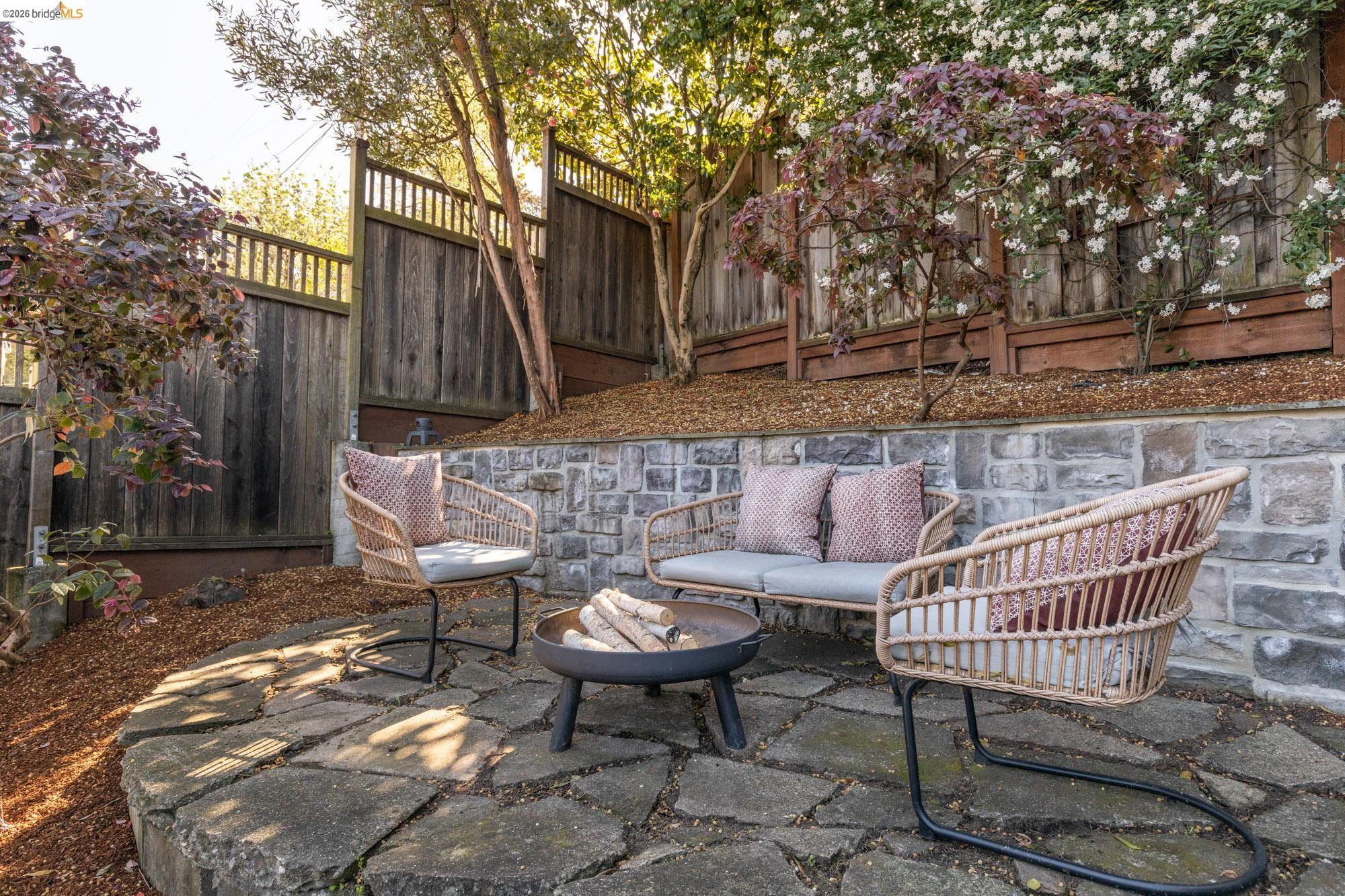 Detail Gallery Image 38 of 47 For 1019 Trestle Glen Rd, Oakland,  CA 94610 - 3 Beds | 2/1 Baths
