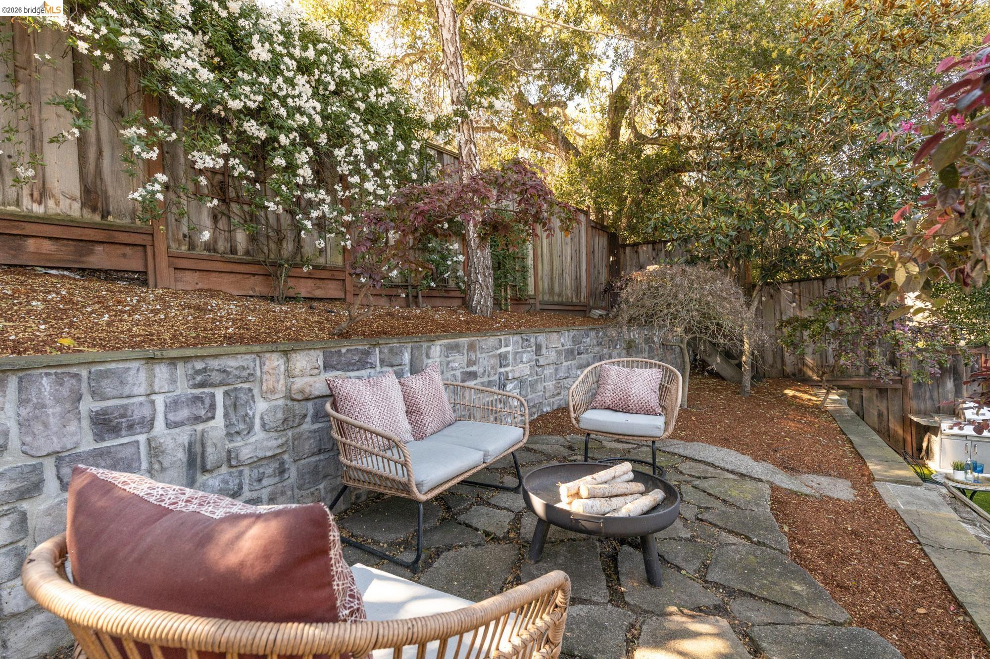 Detail Gallery Image 39 of 47 For 1019 Trestle Glen Rd, Oakland,  CA 94610 - 3 Beds | 2/1 Baths