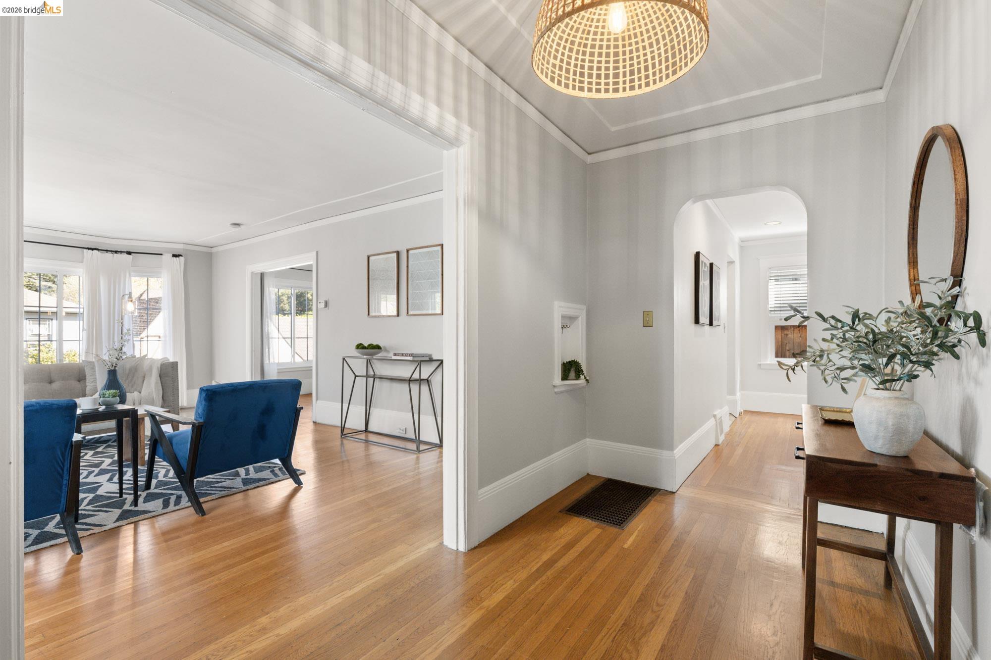 Detail Gallery Image 5 of 47 For 1019 Trestle Glen Rd, Oakland,  CA 94610 - 3 Beds | 2/1 Baths