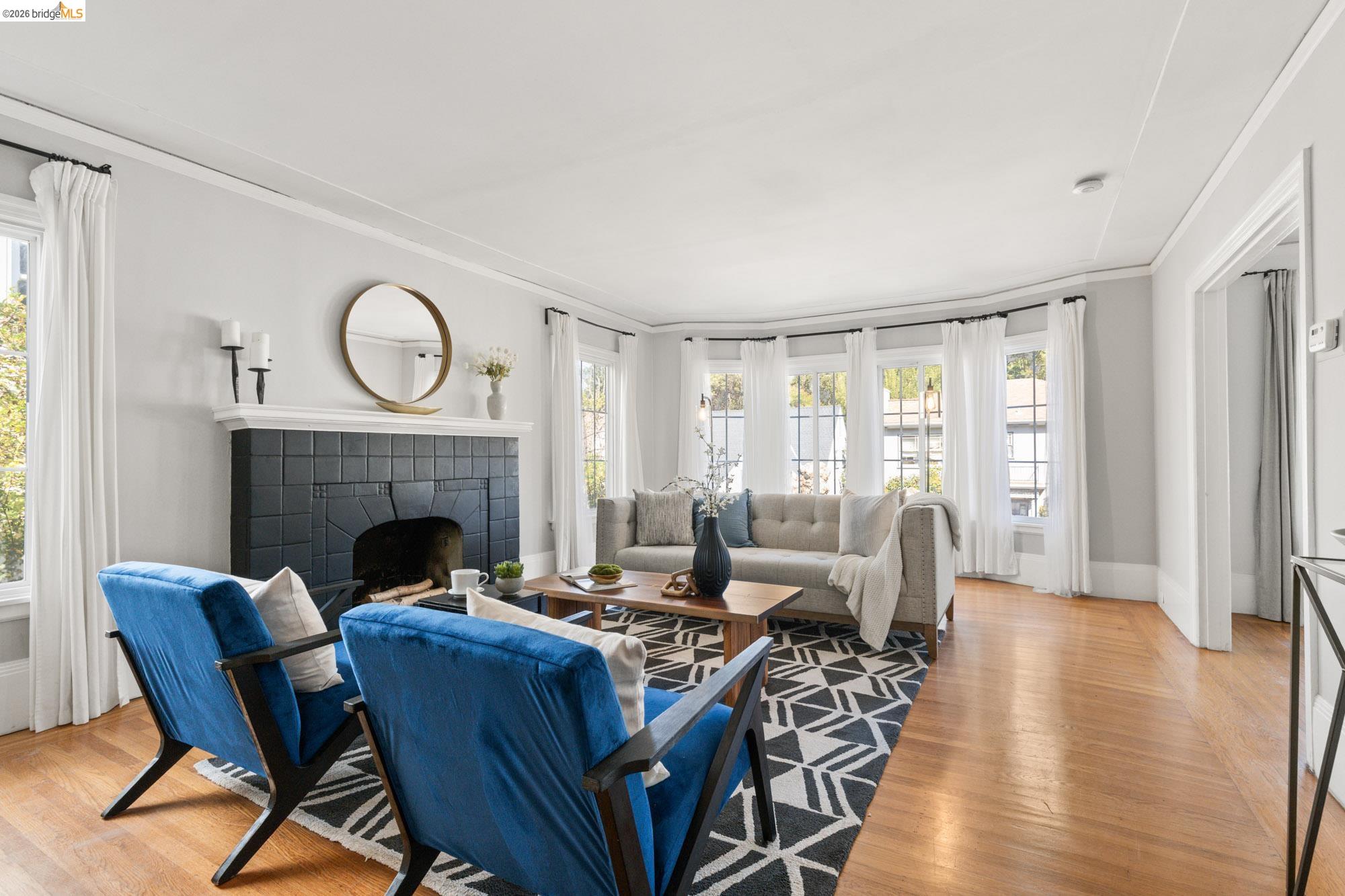 Detail Gallery Image 7 of 47 For 1019 Trestle Glen Rd, Oakland,  CA 94610 - 3 Beds | 2/1 Baths