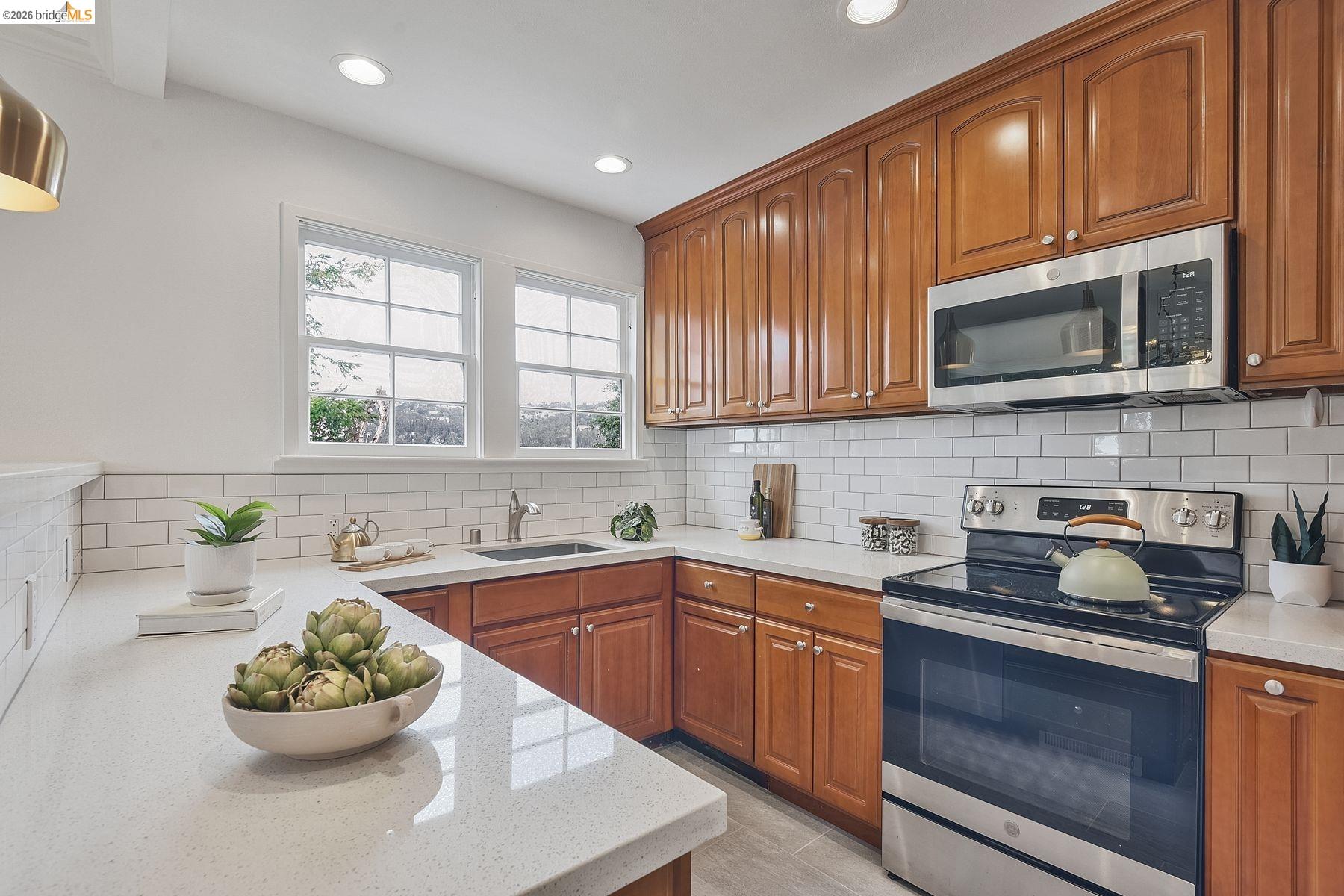 Detail Gallery Image 18 of 60 For 24 Cabrillo Pl, Oakland,  CA 94611 - 3 Beds | 2 Baths