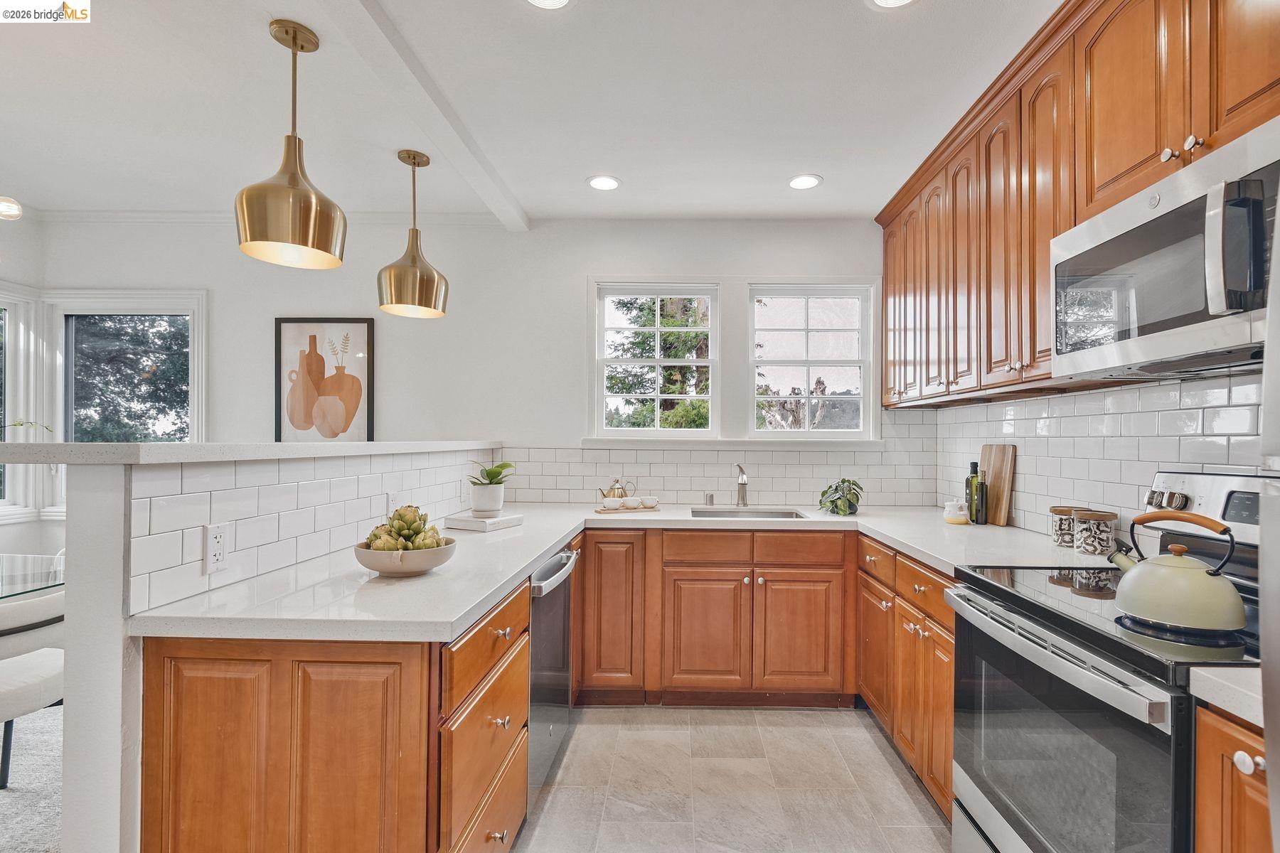 Detail Gallery Image 19 of 60 For 24 Cabrillo Pl, Oakland,  CA 94611 - 3 Beds | 2 Baths